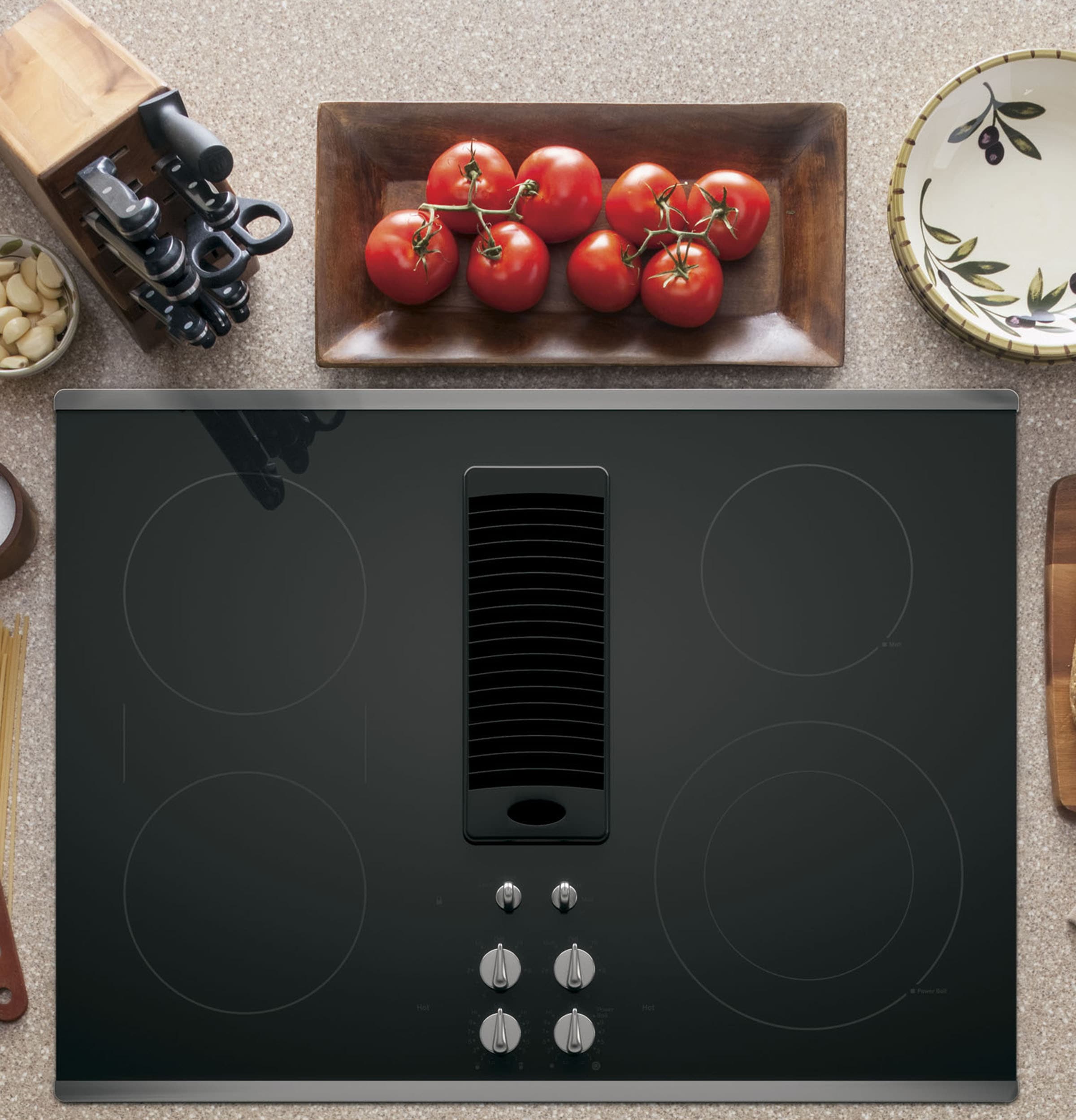 Cubierta de cocina eléctrica de acero inoxidable con superficie lisa de 30 pulgadas y 4 quemadores de perfil GE Profile con sistema de escape descendente y elemento puente PP9830SRSS