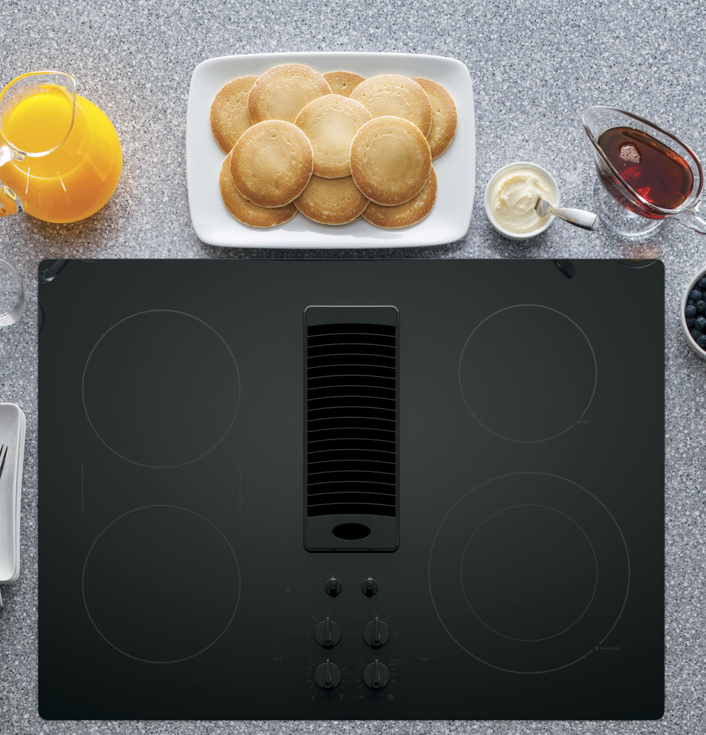 Cubierta de cocina eléctrica de acero inoxidable con superficie lisa de 30 pulgadas y 4 quemadores de perfil GE Profile con sistema de escape descendente y elemento puente PP9830SRSS