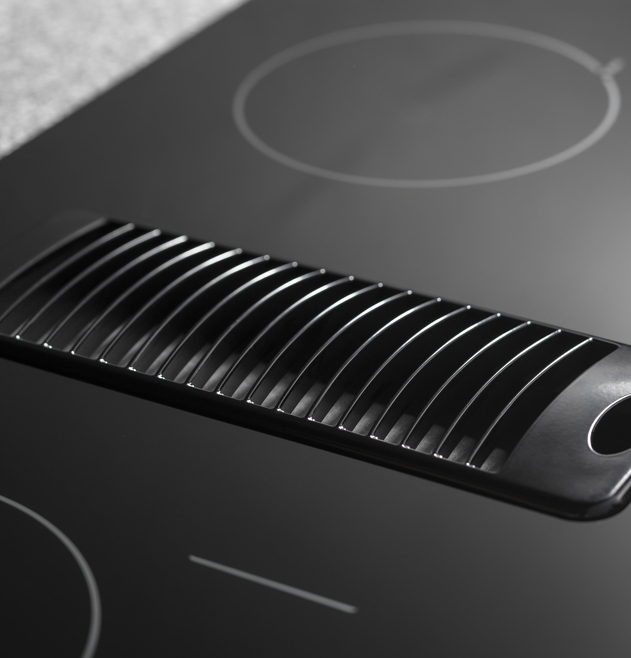 Cubierta de cocina eléctrica de acero inoxidable con superficie lisa de 30 pulgadas y 4 quemadores de perfil GE Profile con sistema de escape descendente y elemento puente PP9830SRSS