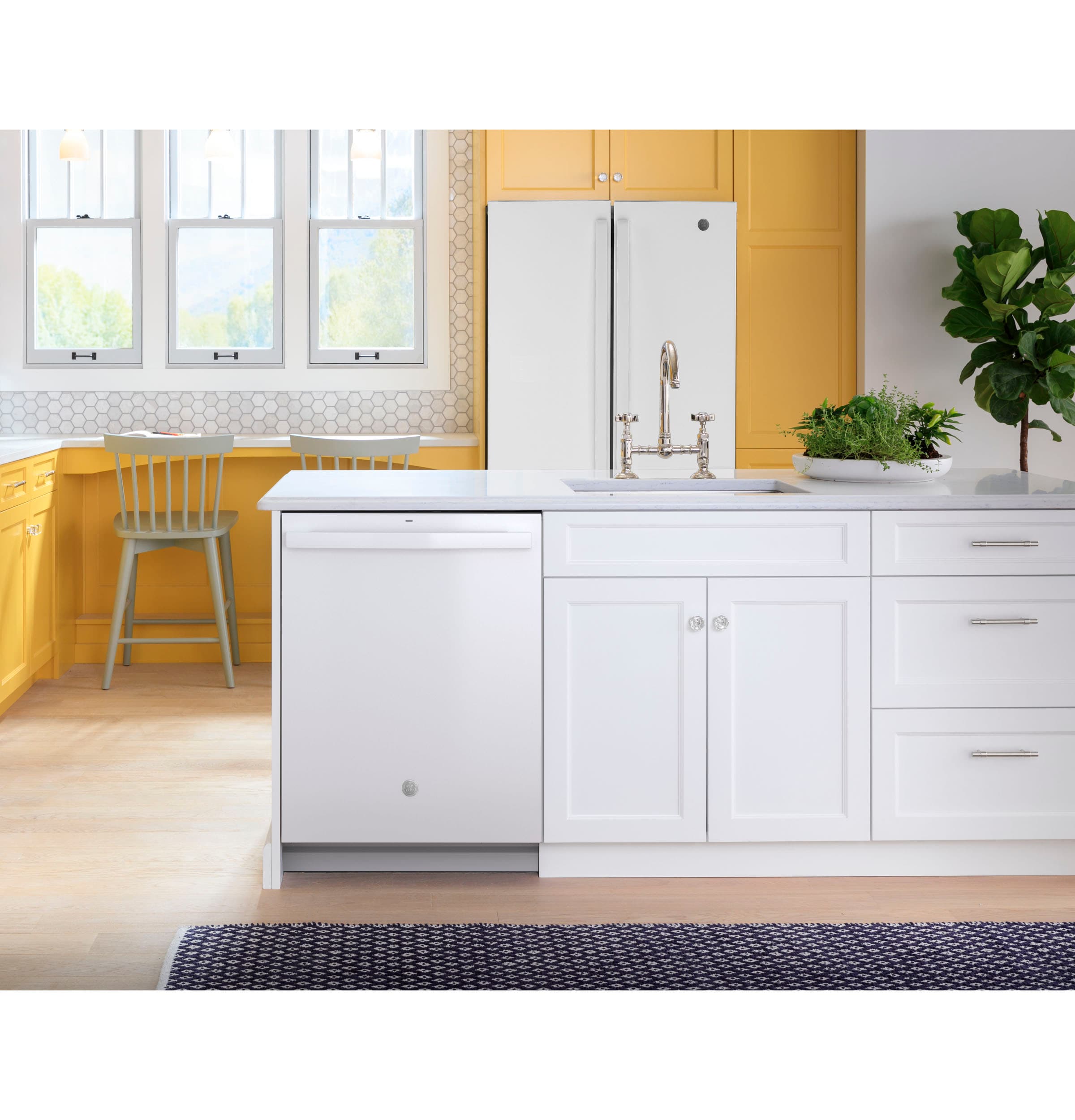 Lavavajillas Empotrado con Control Superior de 24 pulgadas y Tercer Rack (Blanco) con tecnología GE Dry Boost, nivel de sonido muy silencioso de 50 decibeles y certificación de eficiencia energética ENERGY STAR - Modelo GDT630PGRWW