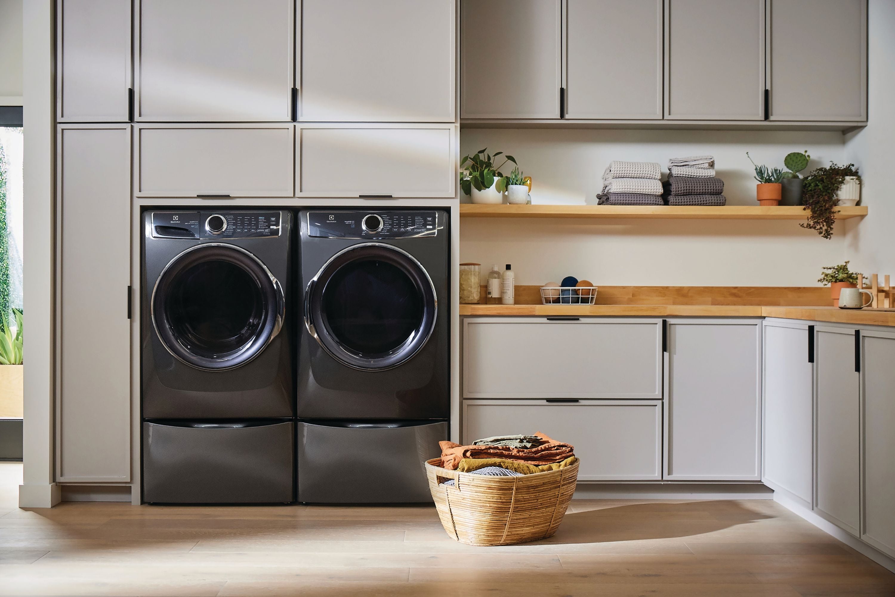 Secadora a gas apilable con ciclo de vapor y tecnología Predictive Dry y Instant Refresh de Electrolux de 8 pies cúbicos (Titanio) con certificación Energy Star ELFG7637AT