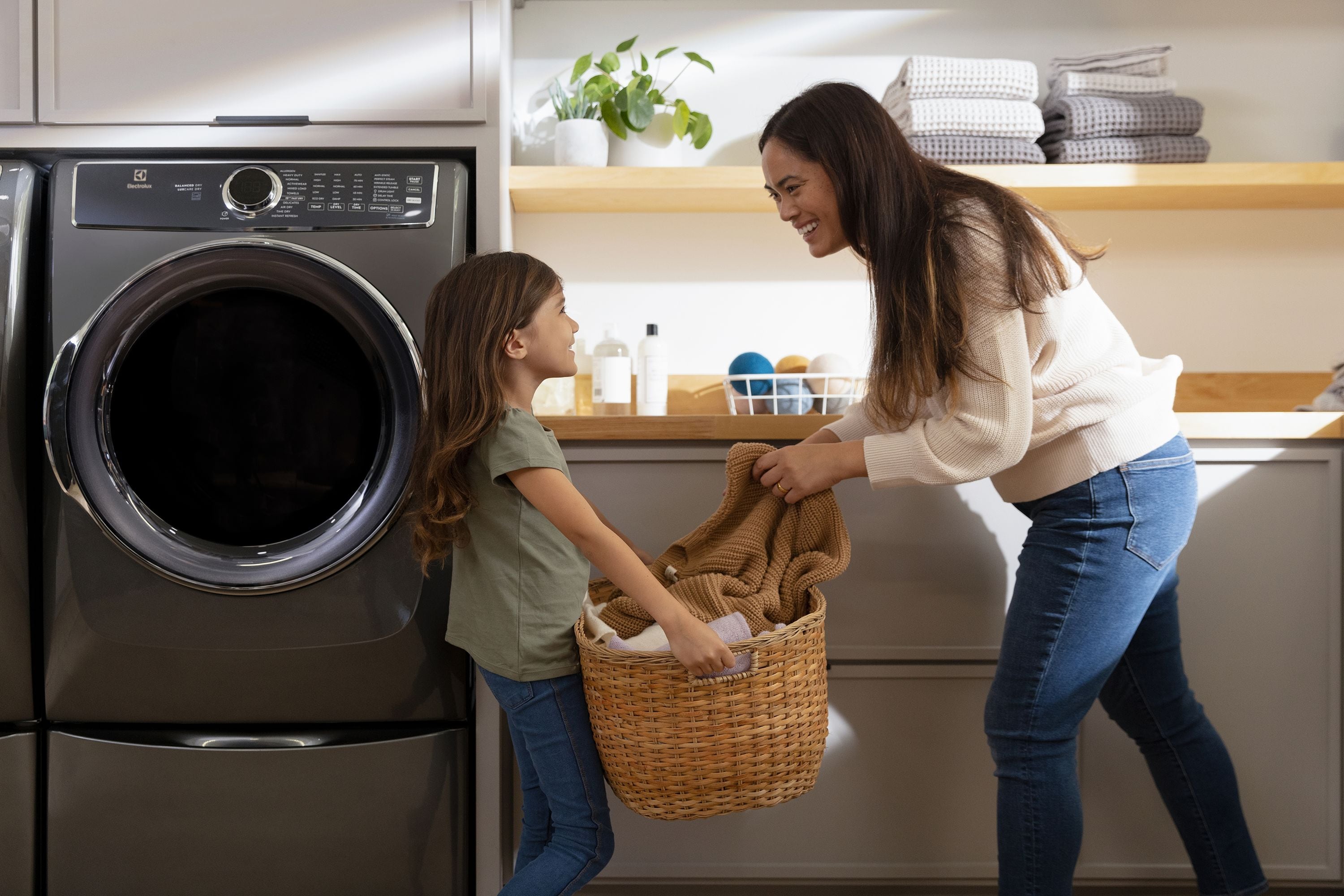 Secadora a gas apilable con ciclo de vapor y tecnología Predictive Dry y Instant Refresh de Electrolux de 8 pies cúbicos (Titanio) con certificación Energy Star ELFG7637AT
