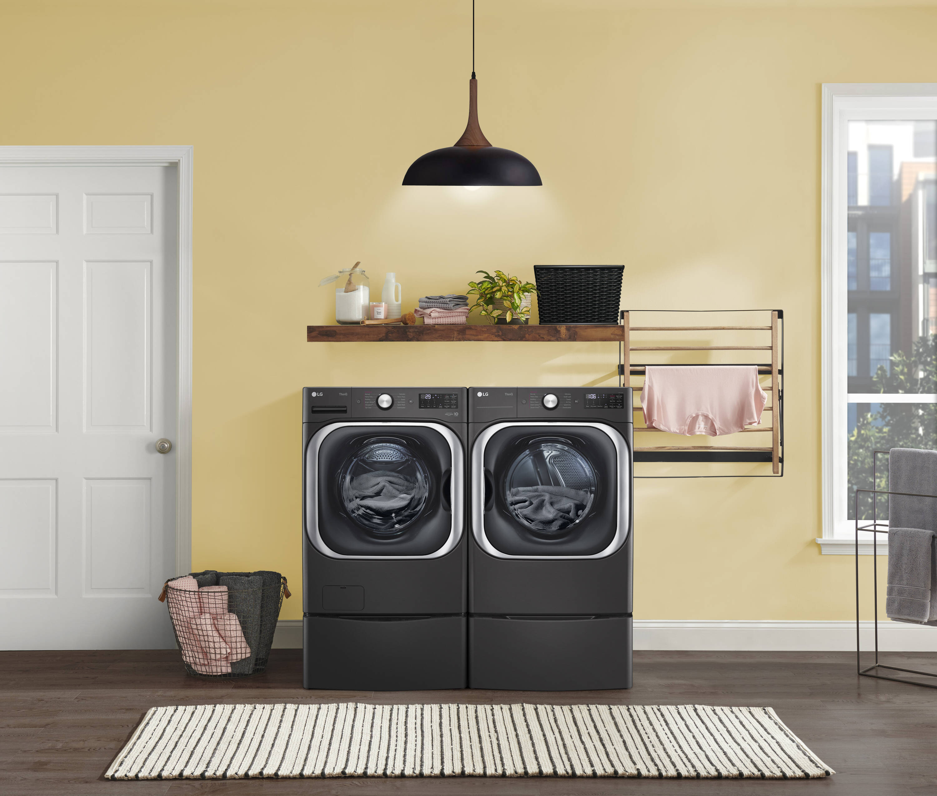 Secadora eléctrica ventila apilable con ciclo de vapor TurboSteam de 9 pies cúbicos en acero negro con certificación Energy Star DLEX8900B de LG