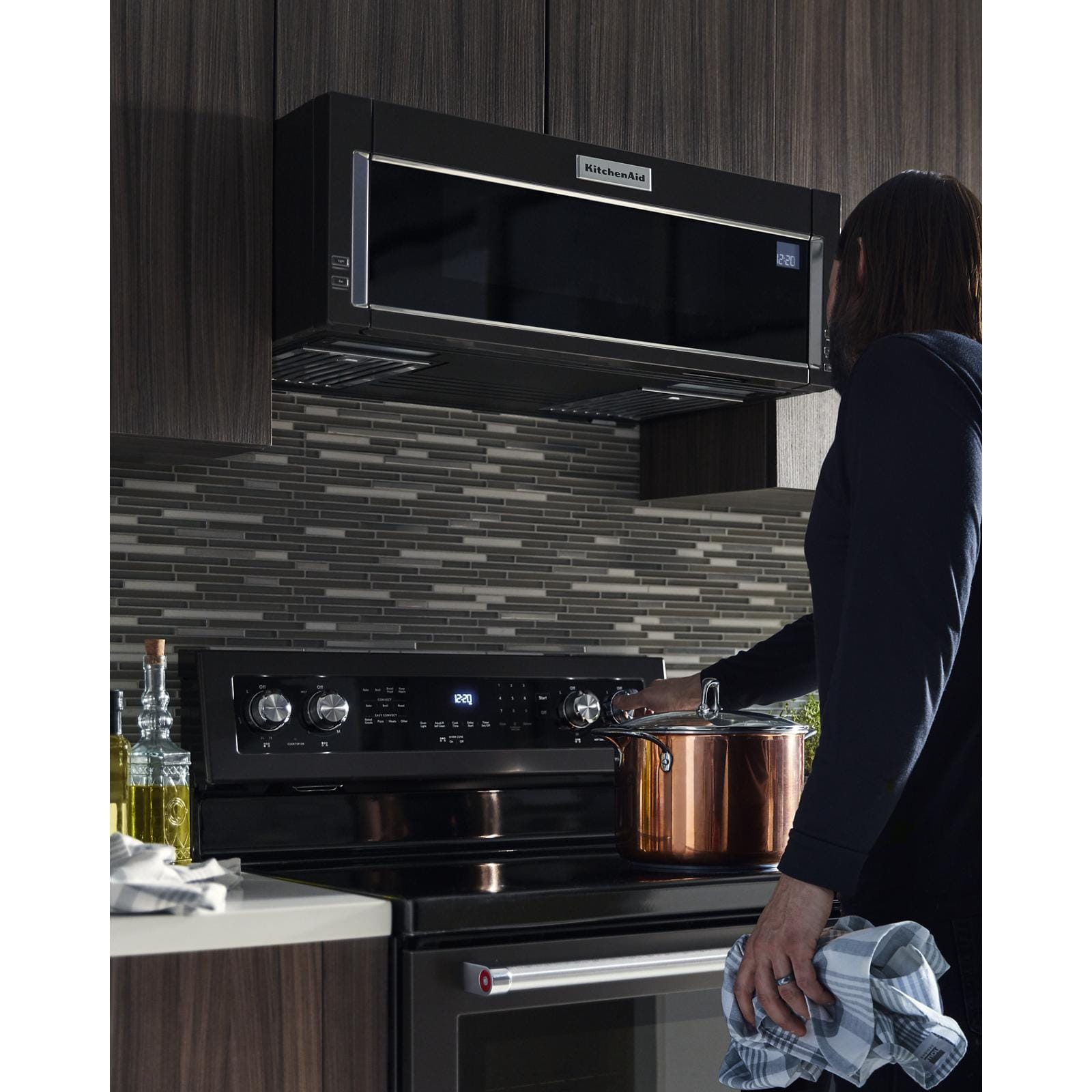 Estufa eléctrica independiente con horno de convección de 6.4 pies cúbicos, 5 quemadores y cubierta de vidrio de 30 pulgadas en acero inoxidable negro con acabado PRINTSHIELD de KitchenAid