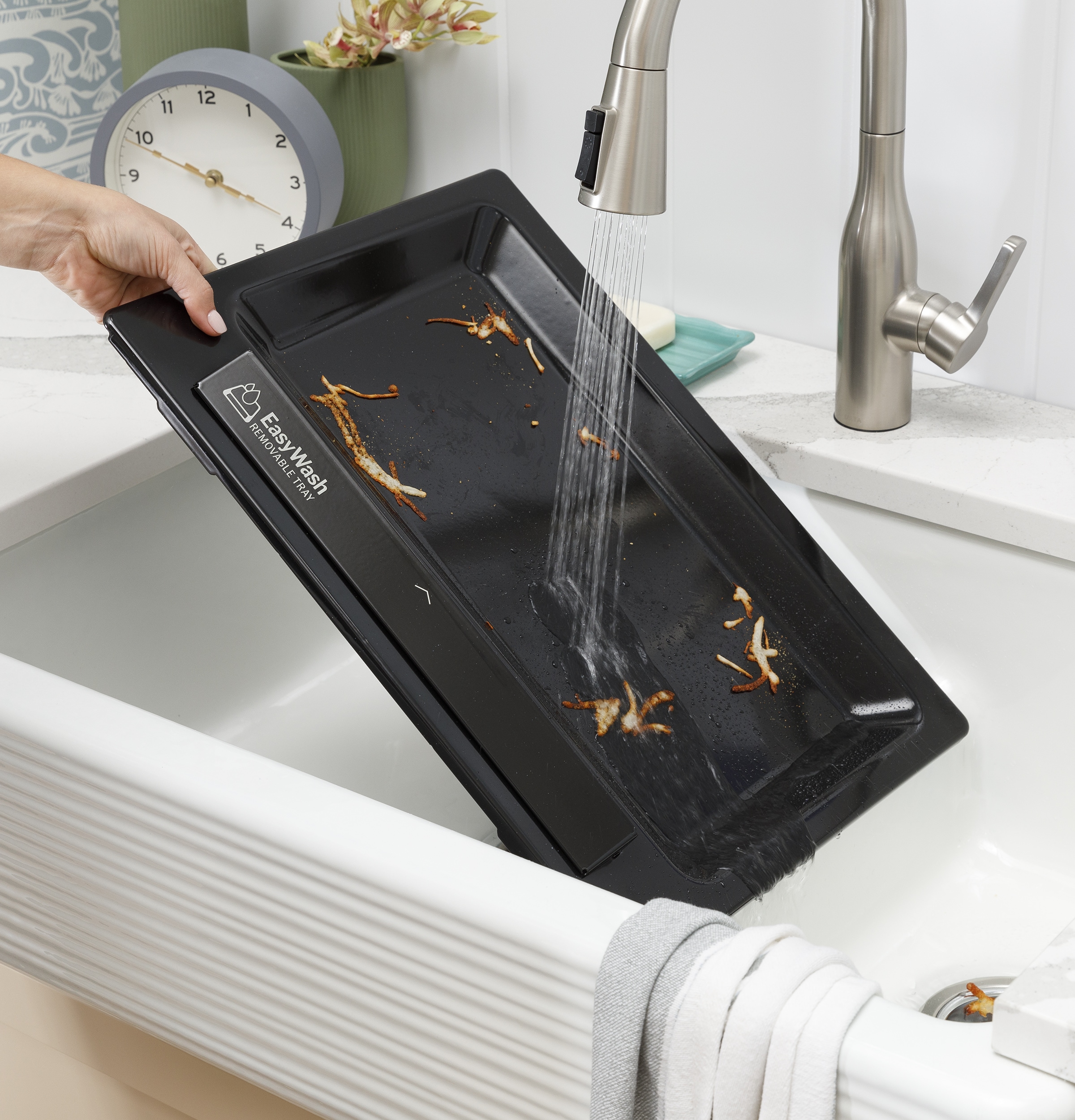 Charola para horno GE EasyWash de 30 pulgadas con cubierta de vidrio, 5 quemadores, horno de convección con freidora de aire de 5.3 pies cúbicos, estufa eléctrica deslizable (acero inoxidable resistente a huellas dactilares) GRS60LAVFS