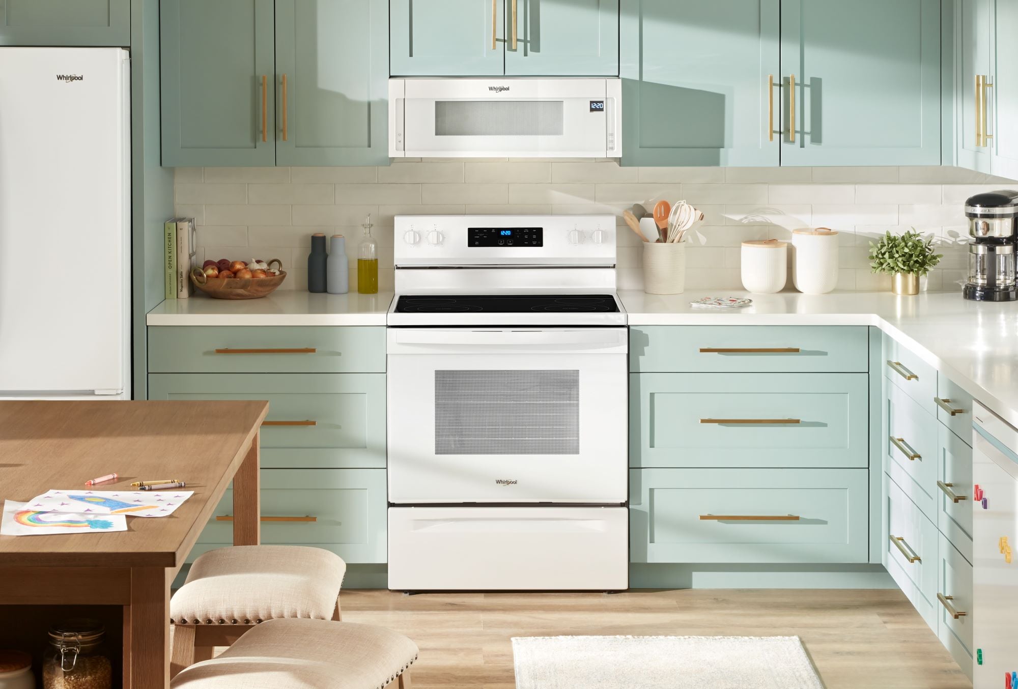 Estufa eléctrica independiente de 30 pulgadas con tapa de cristal y 4 quemadores en color blanco de 5.3 pies cúbicos de Whirlpool (WFES3530RW)
