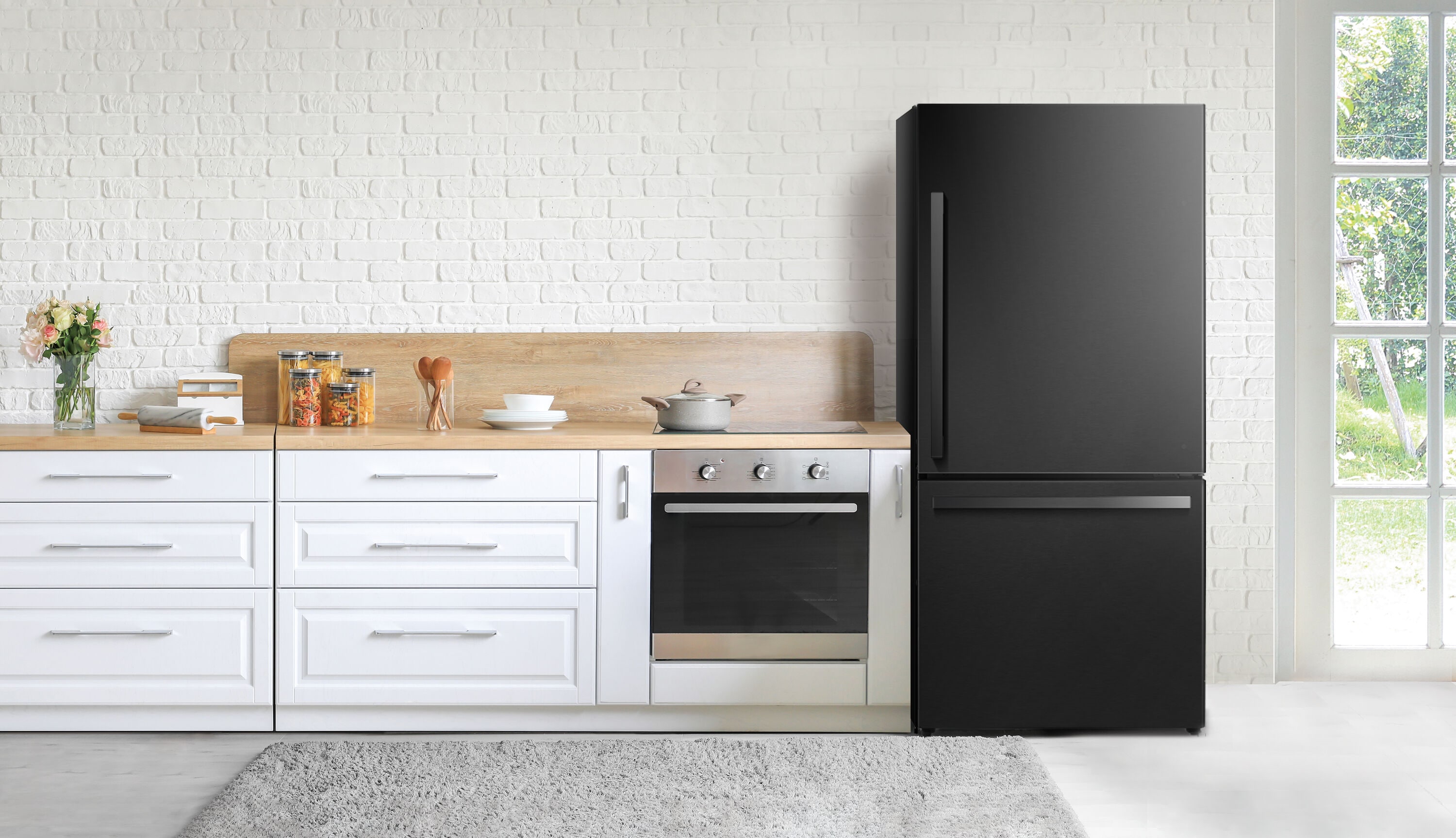 Refrigerador de Profundidad de Mostrador Hisense de 17.2 pies cúbicos con congelador inferior en acero negro metálico - Certificado ENERGY STAR HRB171N6ABE