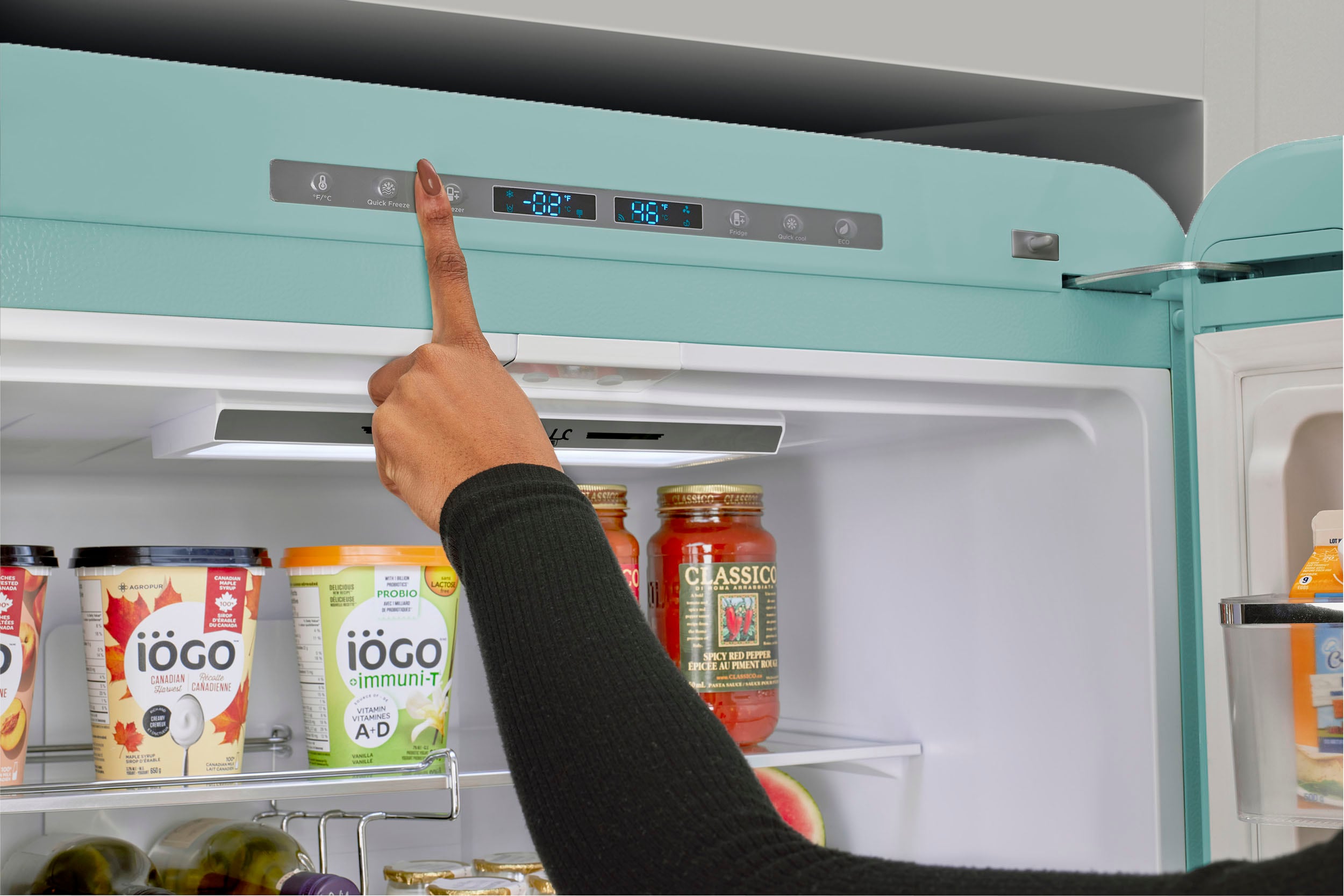 Refrigerador Retro Clásico ÚNICO de 17.7 pies cúbicos de Profundidad de Mostrador con Congelador Inferior y Fabricador de Hielo (Turquesa Bruma Oceánica) Certificado ENERGY STAR UGP-510L T AC
