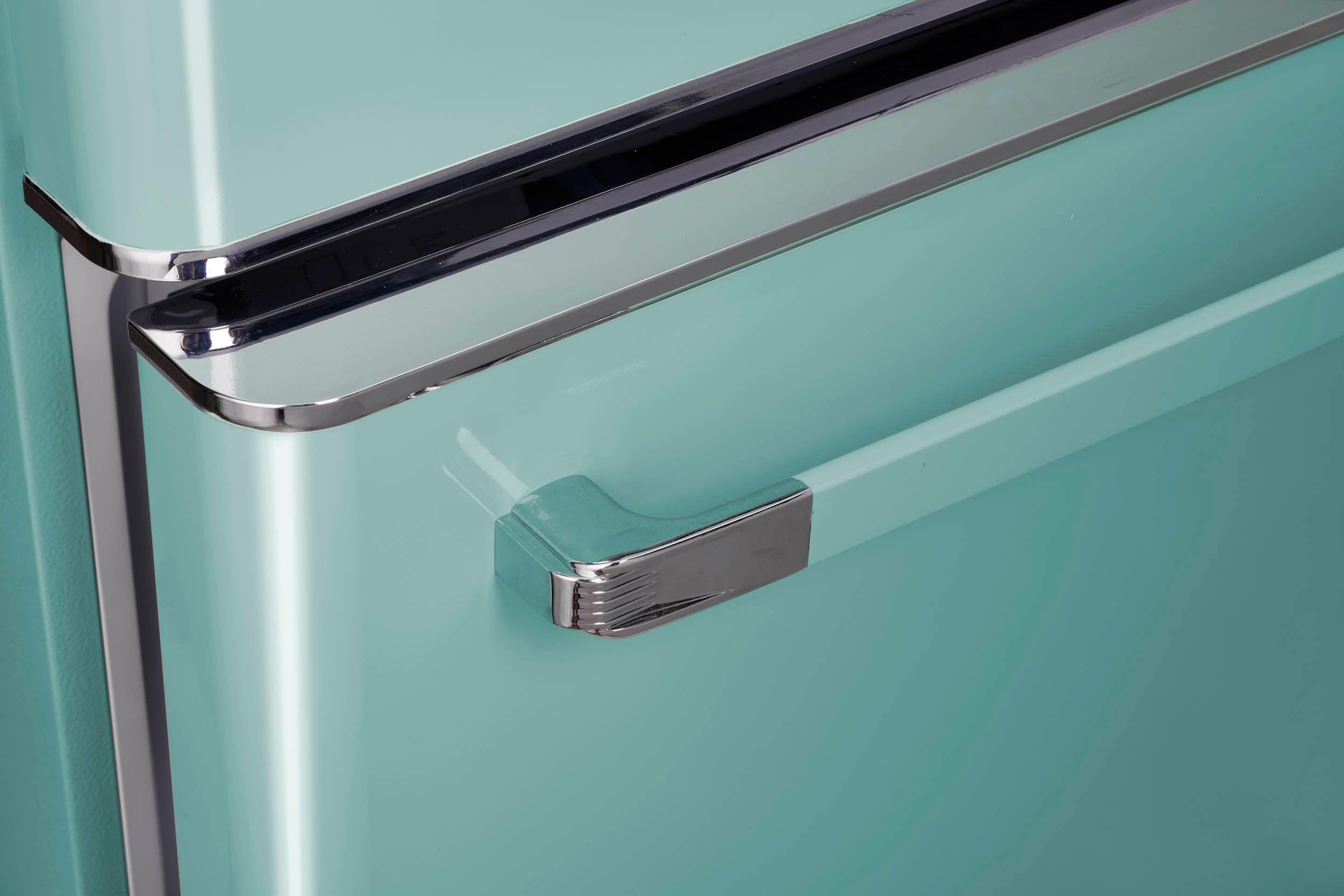 Refrigerador Retro Clásico ÚNICO de 17.7 pies cúbicos de Profundidad de Mostrador con Congelador Inferior y Fabricador de Hielo (Turquesa Bruma Oceánica) Certificado ENERGY STAR UGP-510L T AC
