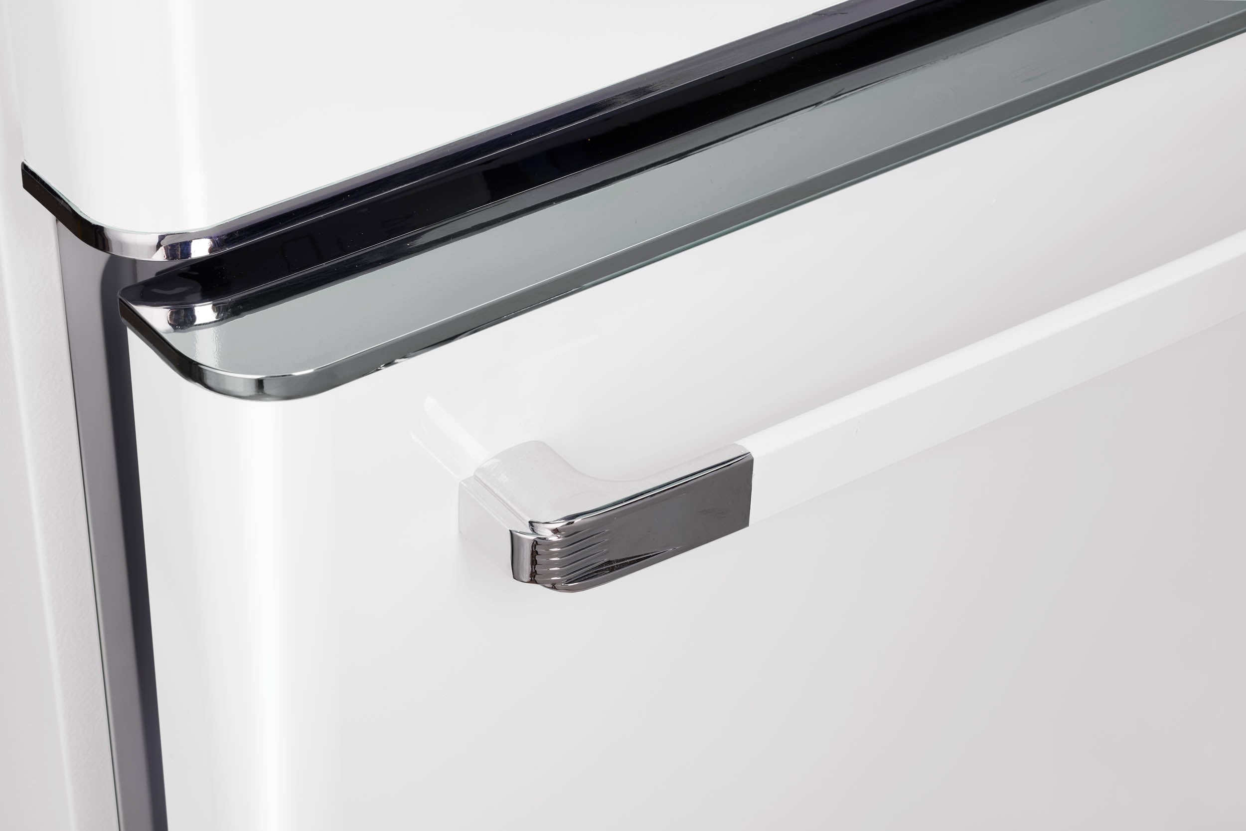 Refrigerador Retro Clásico ÚNICO de 17.7 Pies Cúbicos con Congelador Inferior y Hacedor de Hielo (Blanco Malvavisco) Certificado ENERGY STAR UGP-510L W AC