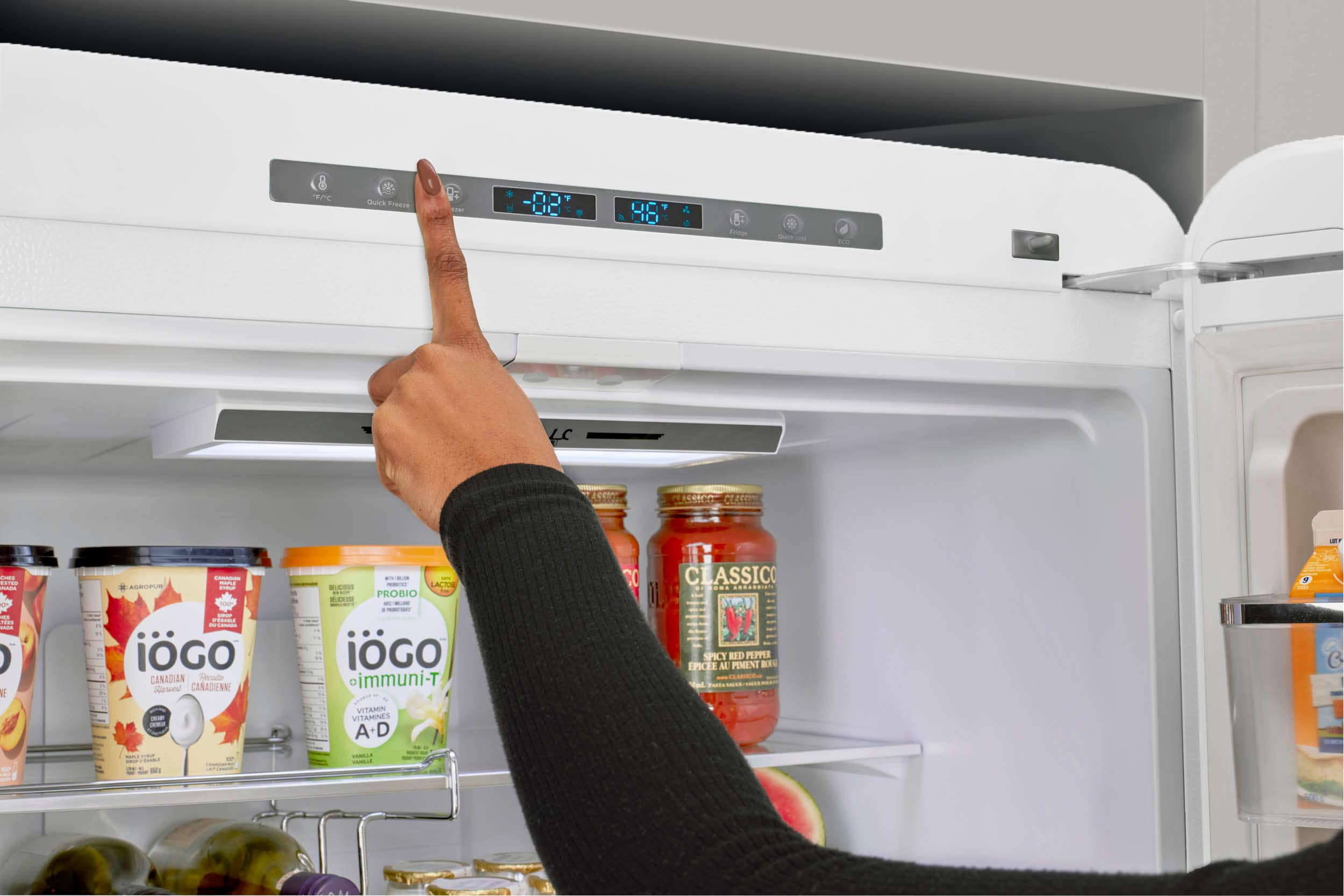 Refrigerador Retro Clásico ÚNICO de 17.7 Pies Cúbicos con Congelador Inferior y Hacedor de Hielo (Blanco Malvavisco) Certificado ENERGY STAR UGP-510L W AC