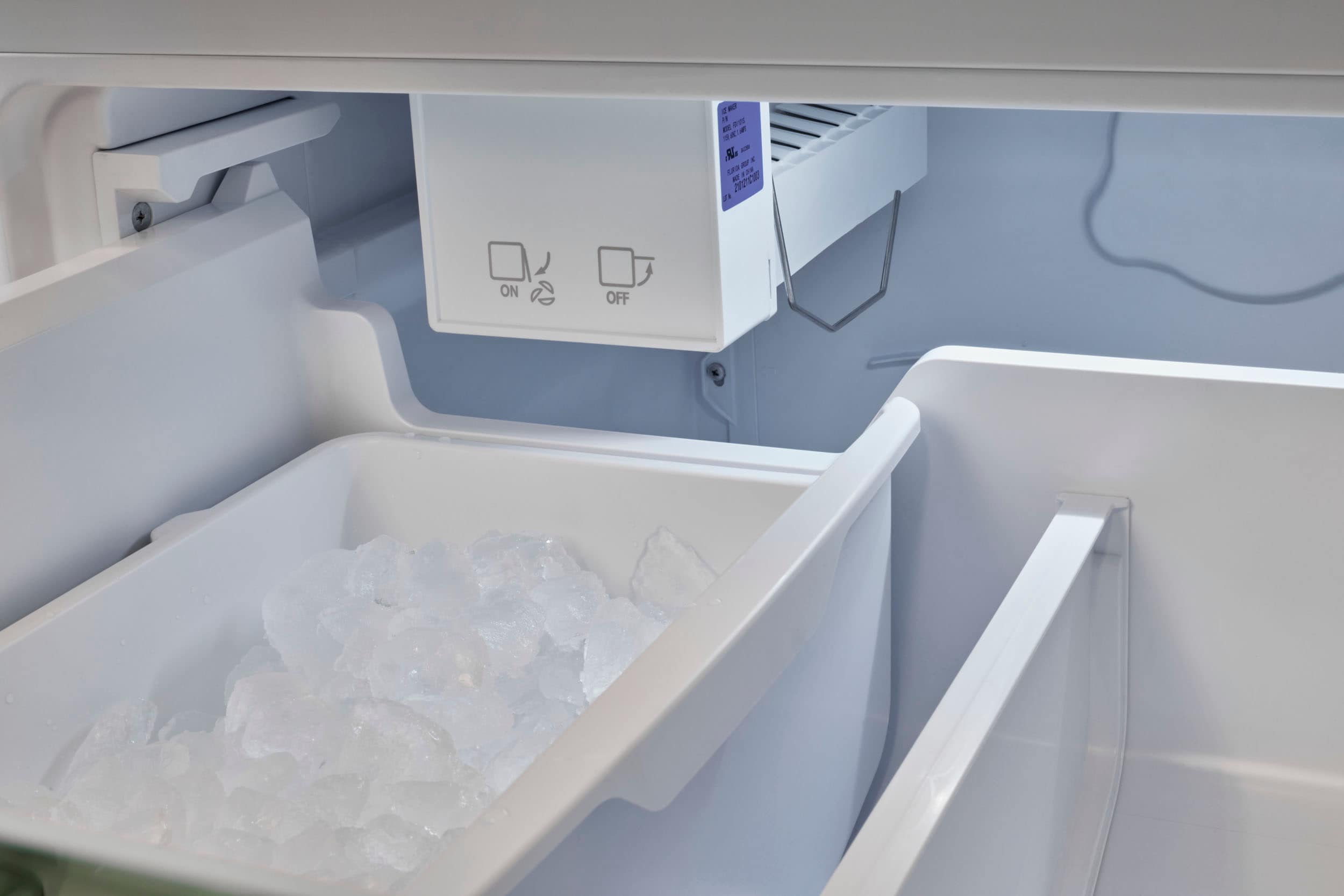 Refrigerador Retro Clásico ÚNICO de 17.7 Pies Cúbicos con Congelador Inferior y Hacedor de Hielo (Blanco Malvavisco) Certificado ENERGY STAR UGP-510L W AC