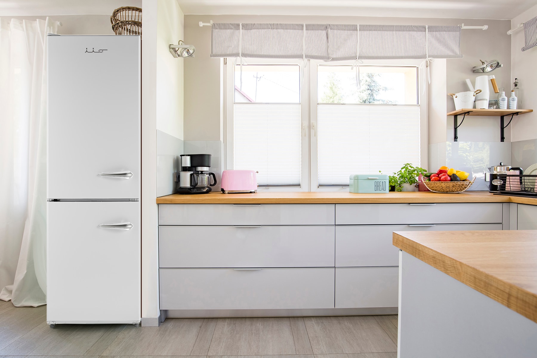 Refrigerador iio Retro-Mod RM1 de 11 pies cúbicos con congelador en la parte inferior de profundidad estándar en color blanco