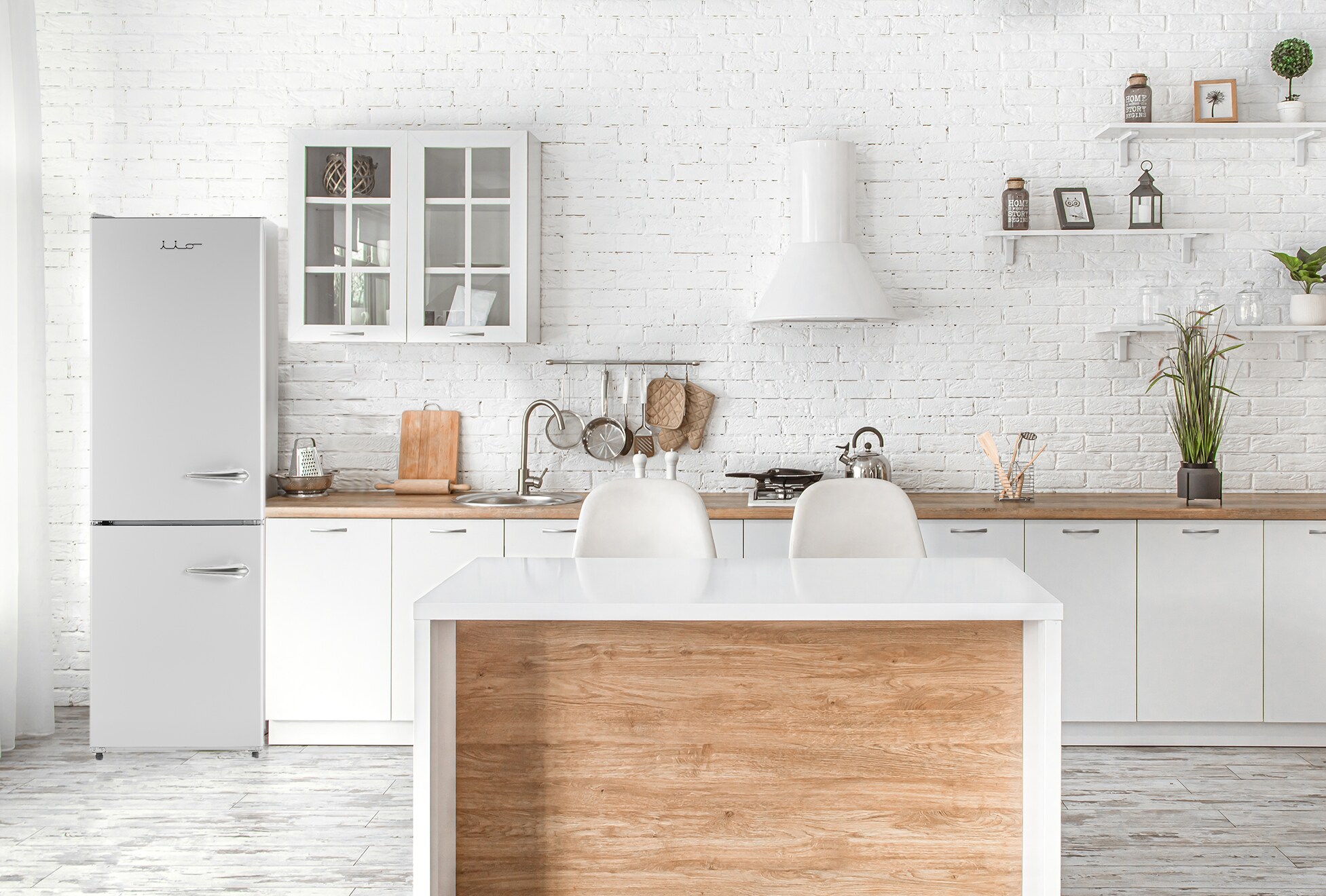 Refrigerador iio Retro-Mod RM1 de 11 pies cúbicos con congelador en la parte inferior de profundidad estándar en color blanco