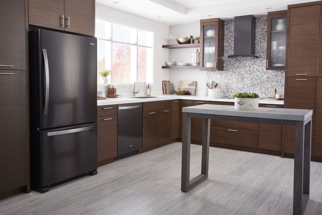 Refrigerador de fondo congelador estándar de 22.1 pies cúbicos de Whirlpool con fabricador de hielo (negro inoxidable resistente a huellas) certificado ENERGY STAR WRB322DMHV