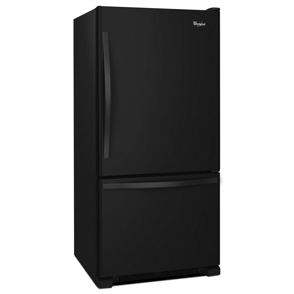 Refrigerador con congelador en la parte inferior y fabricador de hielo de 22.07 pies cúbicos de profundidad estándar en color negro con certificación ENERGY STAR.