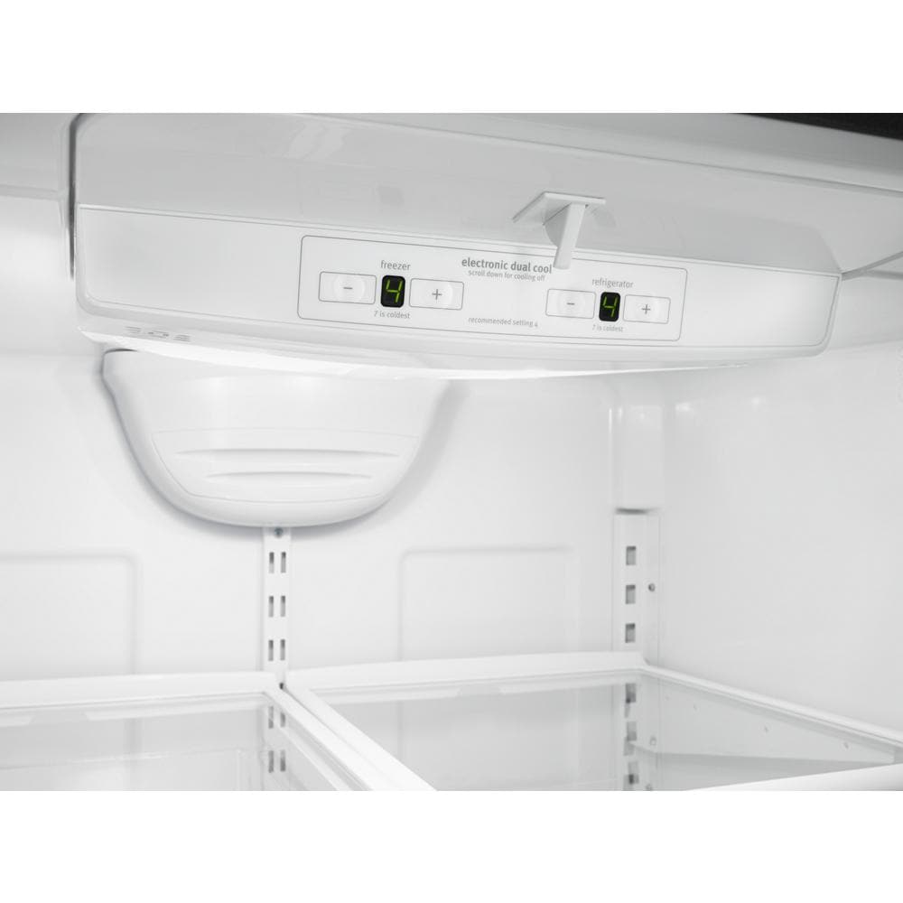Refrigerador con congelador en la parte inferior y fabricador de hielo de 22.07 pies cúbicos de profundidad estándar en color negro con certificación ENERGY STAR.