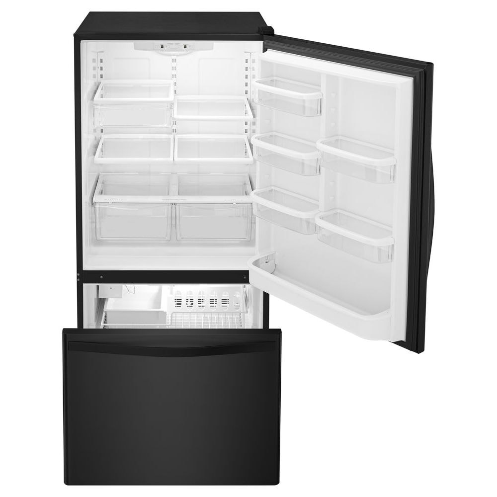 Refrigerador con congelador en la parte inferior y fabricador de hielo de 22.07 pies cúbicos de profundidad estándar en color negro con certificación ENERGY STAR.