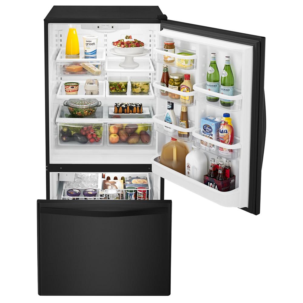 Refrigerador con congelador en la parte inferior y fabricador de hielo de 22.07 pies cúbicos de profundidad estándar en color negro con certificación ENERGY STAR.