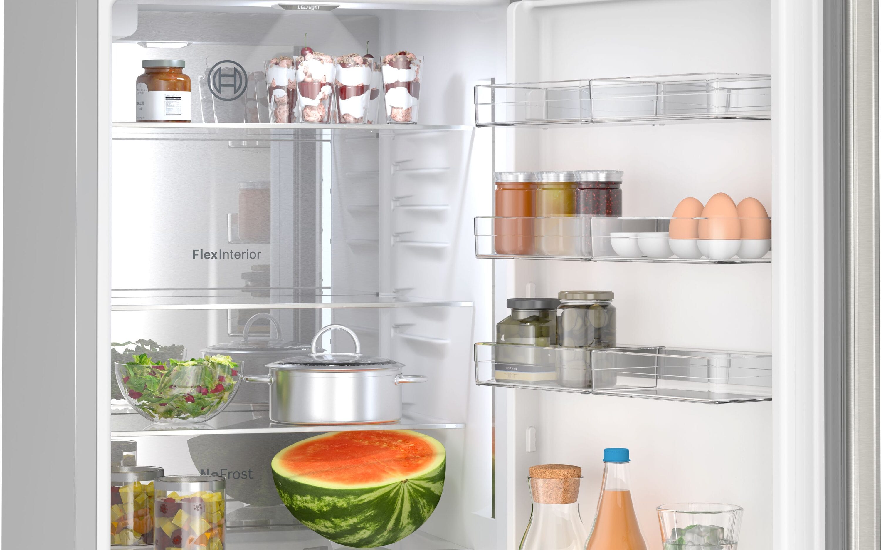 Refrigerador empotrado de fondo congelador, fabricante de hielo y certificación ENERGY STAR de la serie 800 de Bosch de acero inoxidable con una capacidad de 12.8 pies cúbicos.