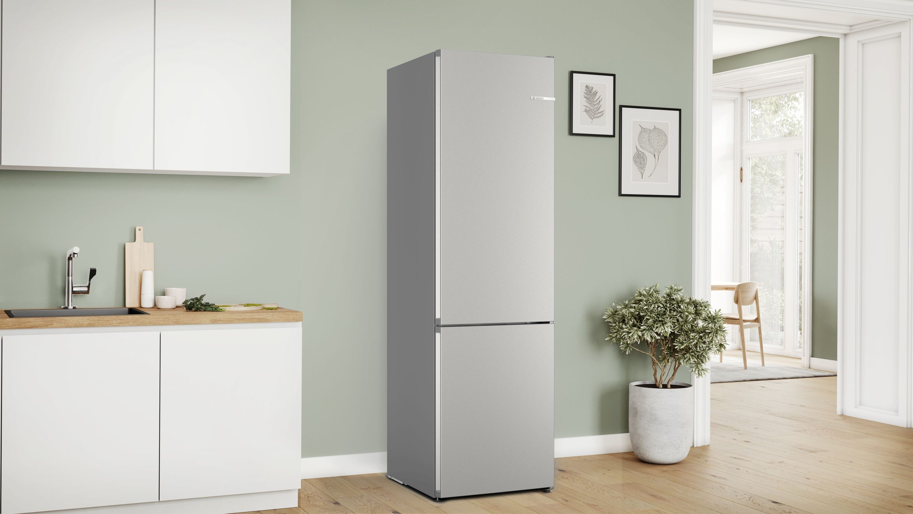 Refrigerador empotrado de fondo congelador, fabricante de hielo y certificación ENERGY STAR de la serie 800 de Bosch de acero inoxidable con una capacidad de 12.8 pies cúbicos.