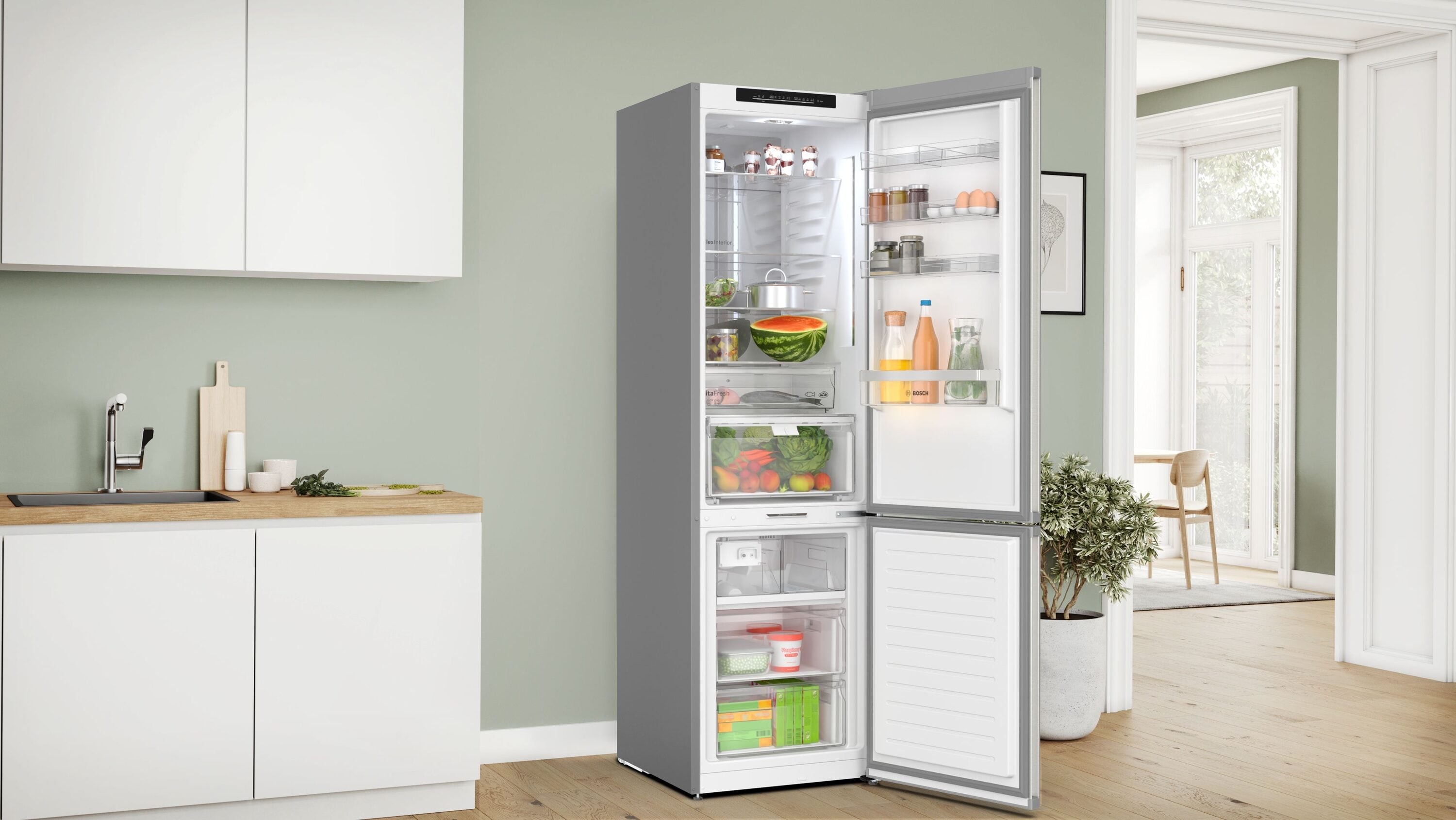 Refrigerador empotrado de fondo congelador, fabricante de hielo y certificación ENERGY STAR de la serie 800 de Bosch de acero inoxidable con una capacidad de 12.8 pies cúbicos.