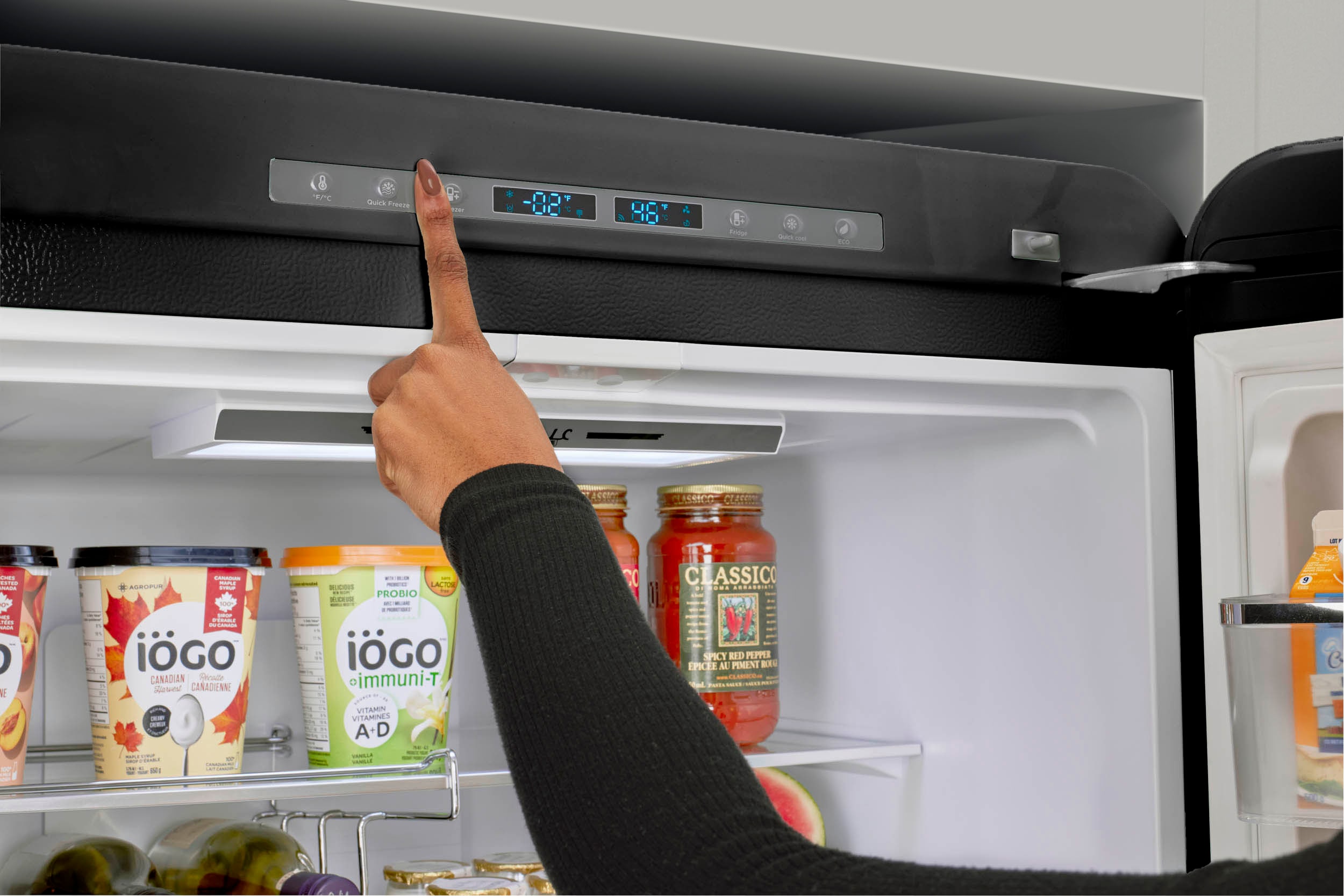 Refrigerador Único Clásico Retro de Profundidad de Mostrador de 17.7 pies cúbicos con Fabricador de Hielo (Negro Medianoche) Certificado ENERGY STAR UGP-510L B AC