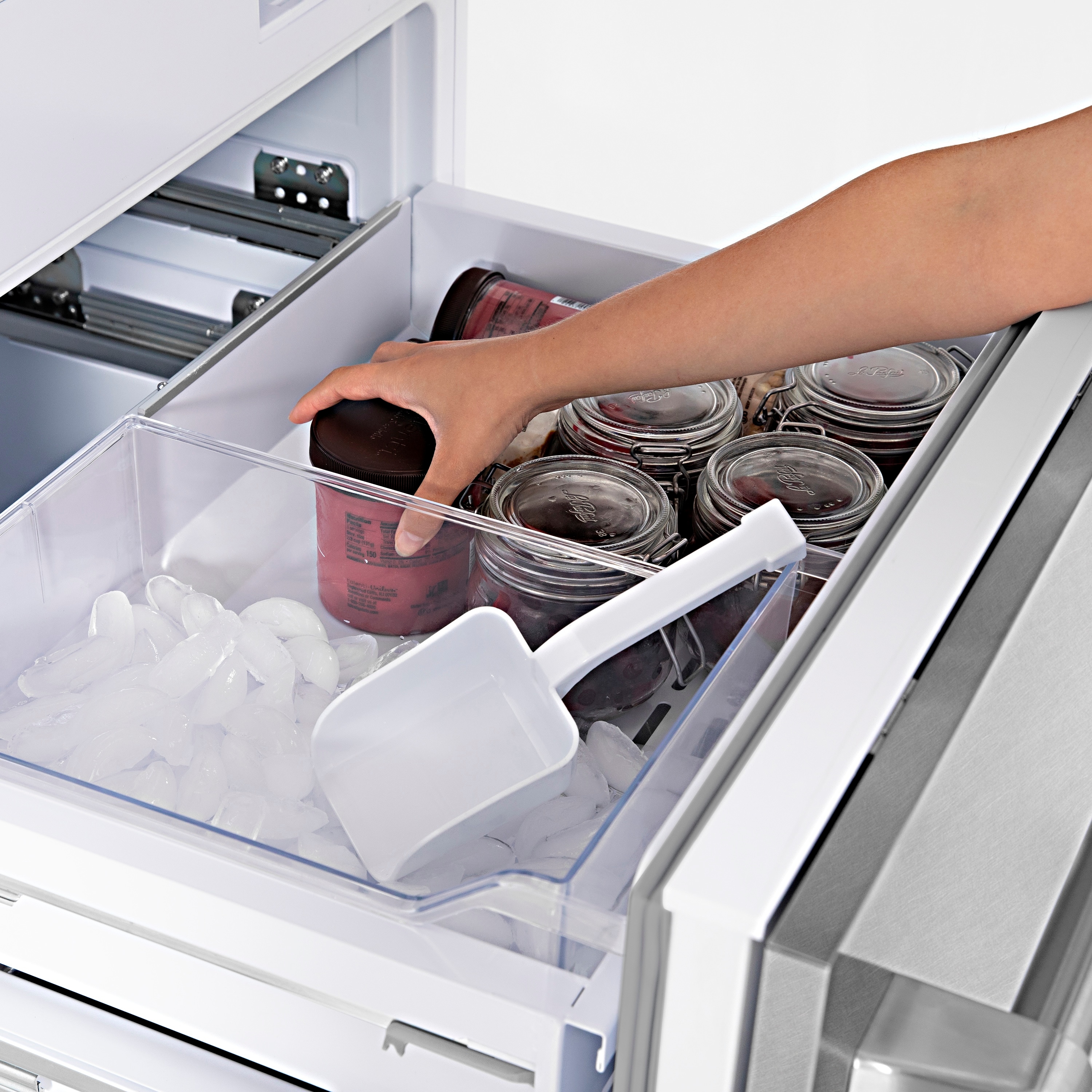 Refrigerador empotrado de fondo congelador y máquina de hielo de 16.1 pies cúbicos de acero inoxidable DuraSnow#174 certificado por ENERGY STAR de ZLINE KITCHEN & BATH (RBIV-SN-30)