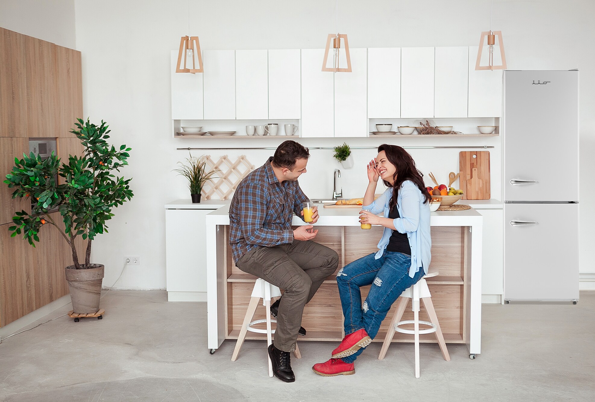 Refrigerador con congelador inferior de profundidad estándar de 11 pies cúbicos en blanco con estilo retro-moderno.