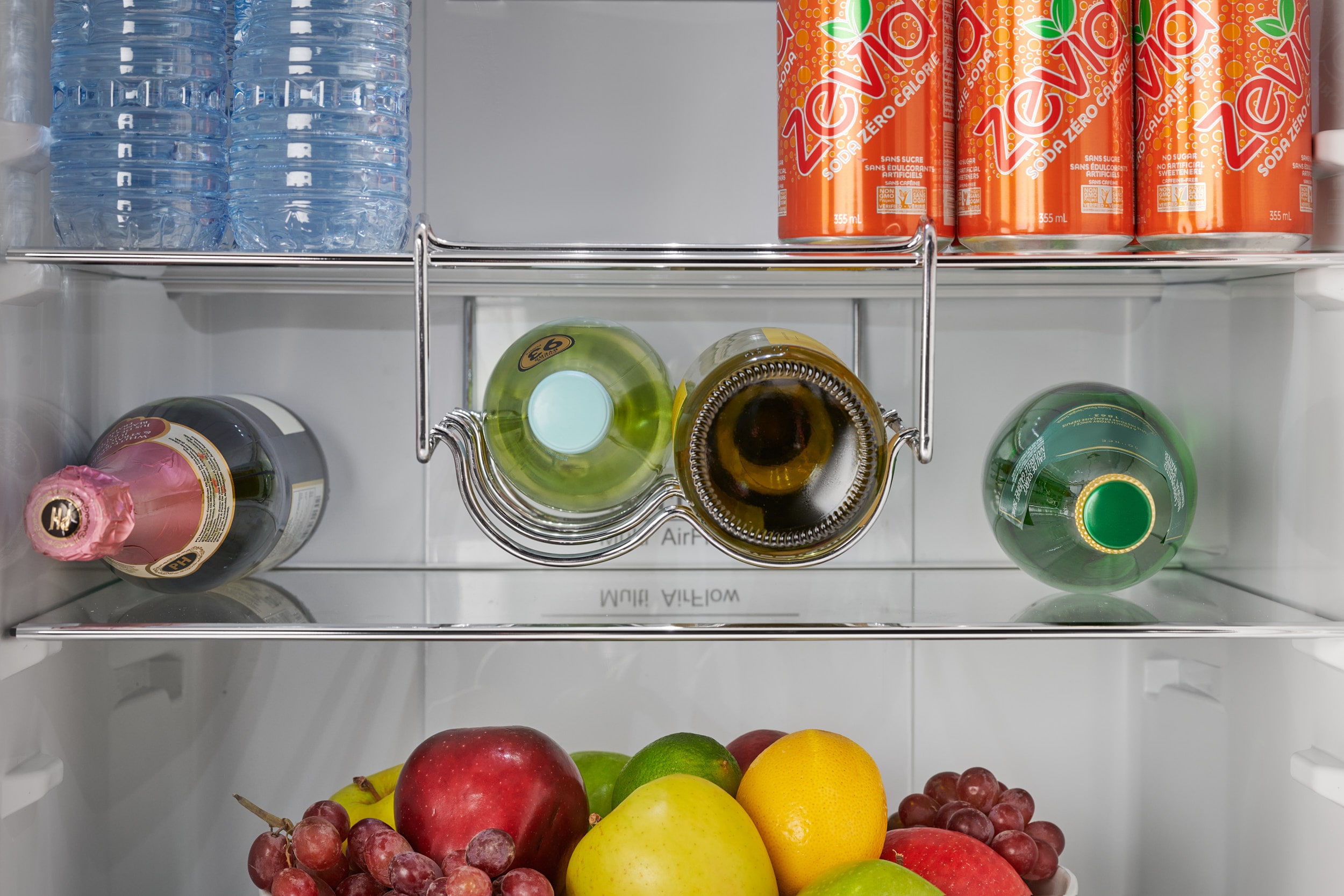 Refrigerador con congelador inferior de profundidad estándar de 11 pies cúbicos en blanco con estilo retro-moderno.