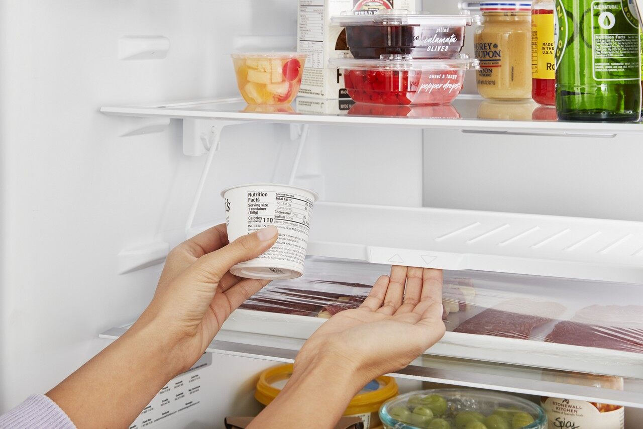 Refrigerador Whirlpool de 12.7 pies cúbicos, con congelador en la parte inferior y fabricador de hielo (Acabado en Acero Inoxidable Negro Resistente a Huellas) Listo para Garaje