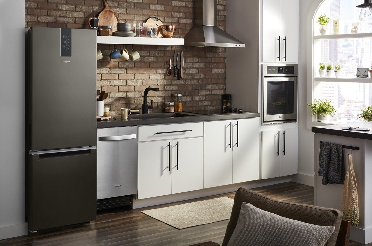 Refrigerador Whirlpool de 12.7 pies cúbicos, con congelador en la parte inferior y fabricador de hielo (Acabado en Acero Inoxidable Negro Resistente a Huellas) Listo para Garaje