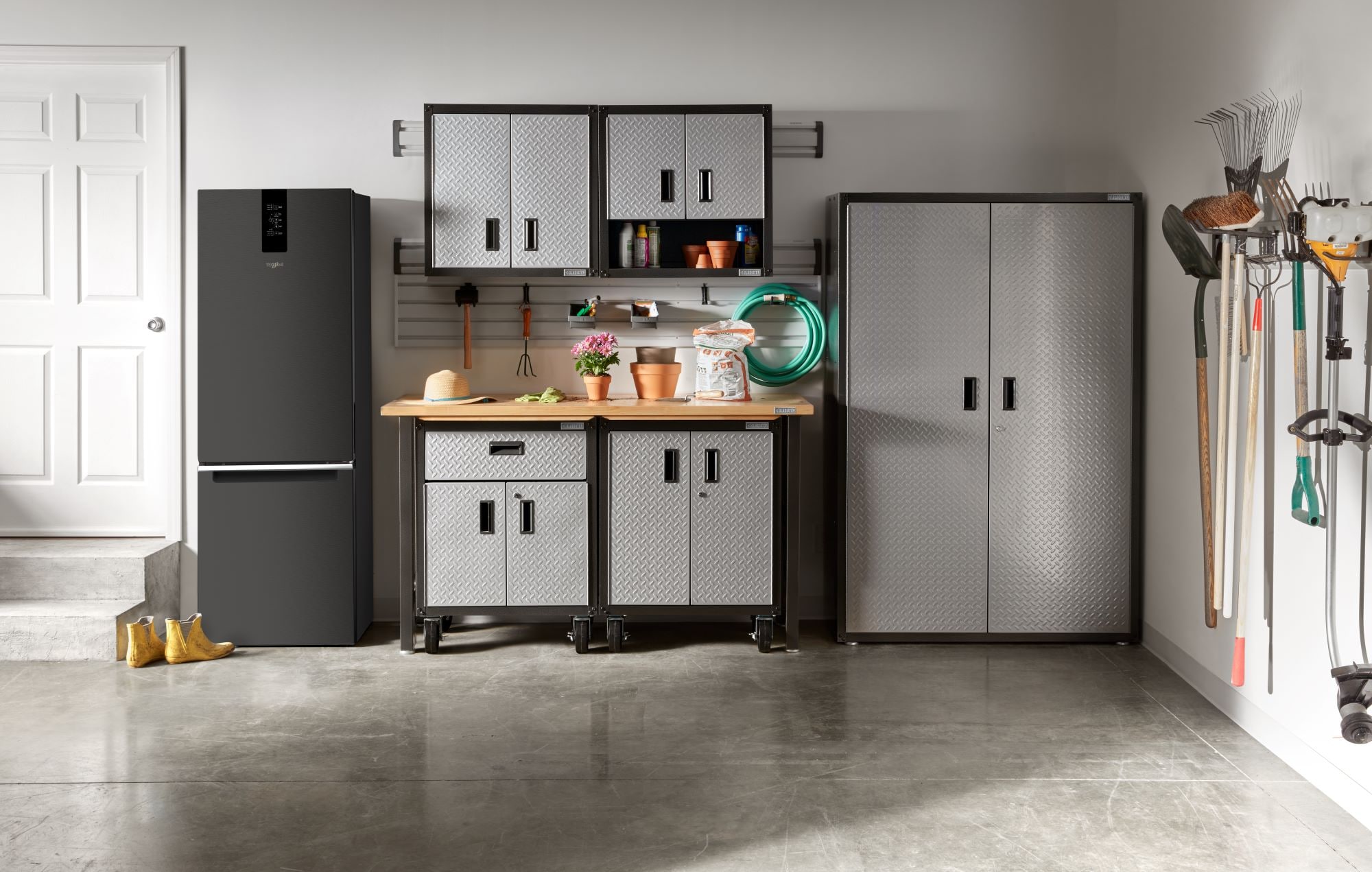 Refrigerador Whirlpool de 12.7 pies cúbicos, con congelador en la parte inferior y fabricador de hielo (Acabado en Acero Inoxidable Negro Resistente a Huellas) Listo para Garaje