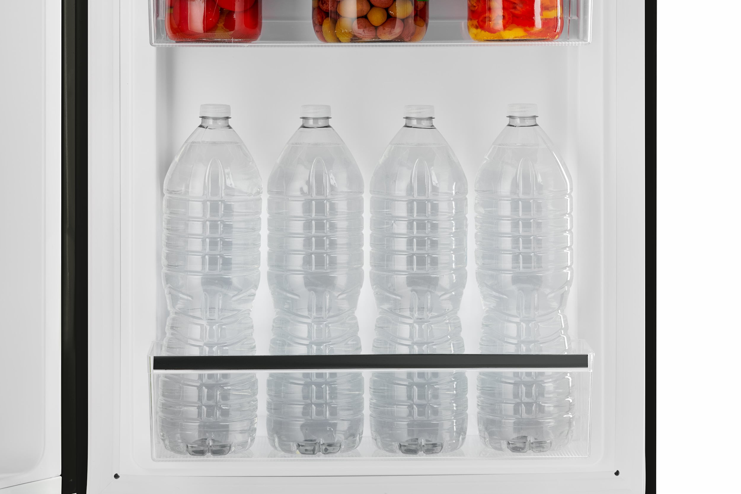 Refrigerador Retro de 7 pies cúbicos con congelador inferior de profundidad estándar en negro medianoche, certificado por ENERGY STAR.