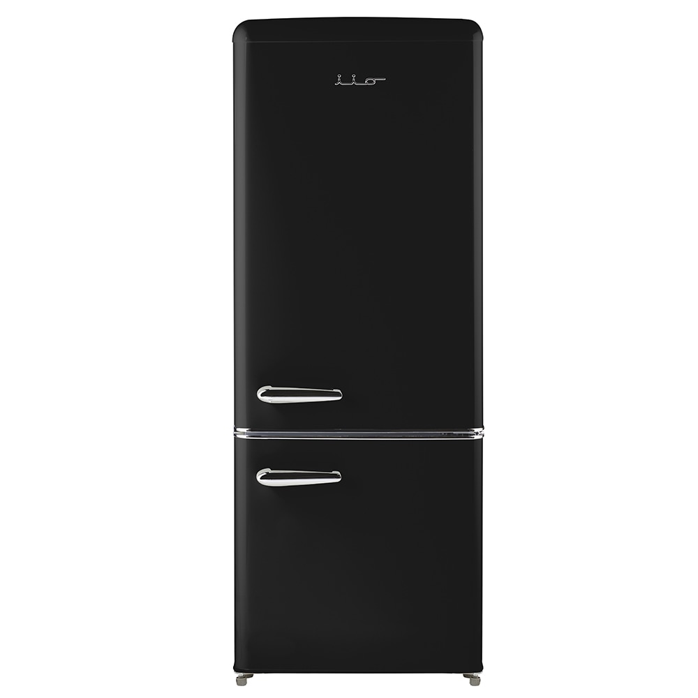Refrigerador Retro de 7 pies cúbicos con congelador inferior de profundidad estándar en negro medianoche, certificado por ENERGY STAR.