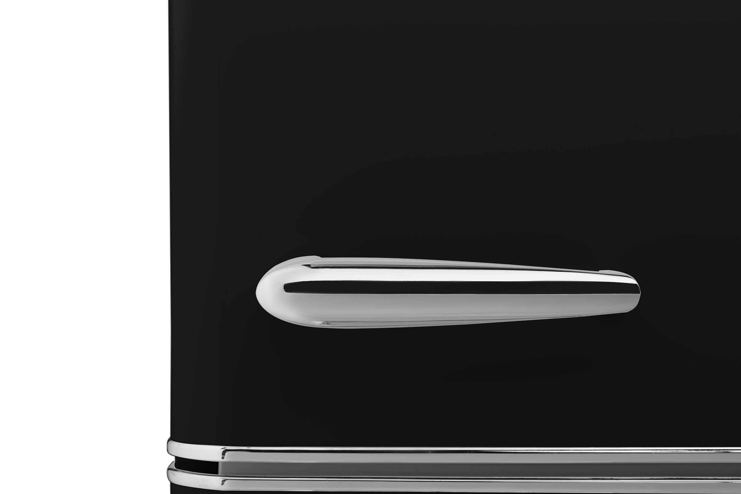 Refrigerador Retro de 7 pies cúbicos con congelador inferior de profundidad estándar en negro medianoche, certificado por ENERGY STAR.