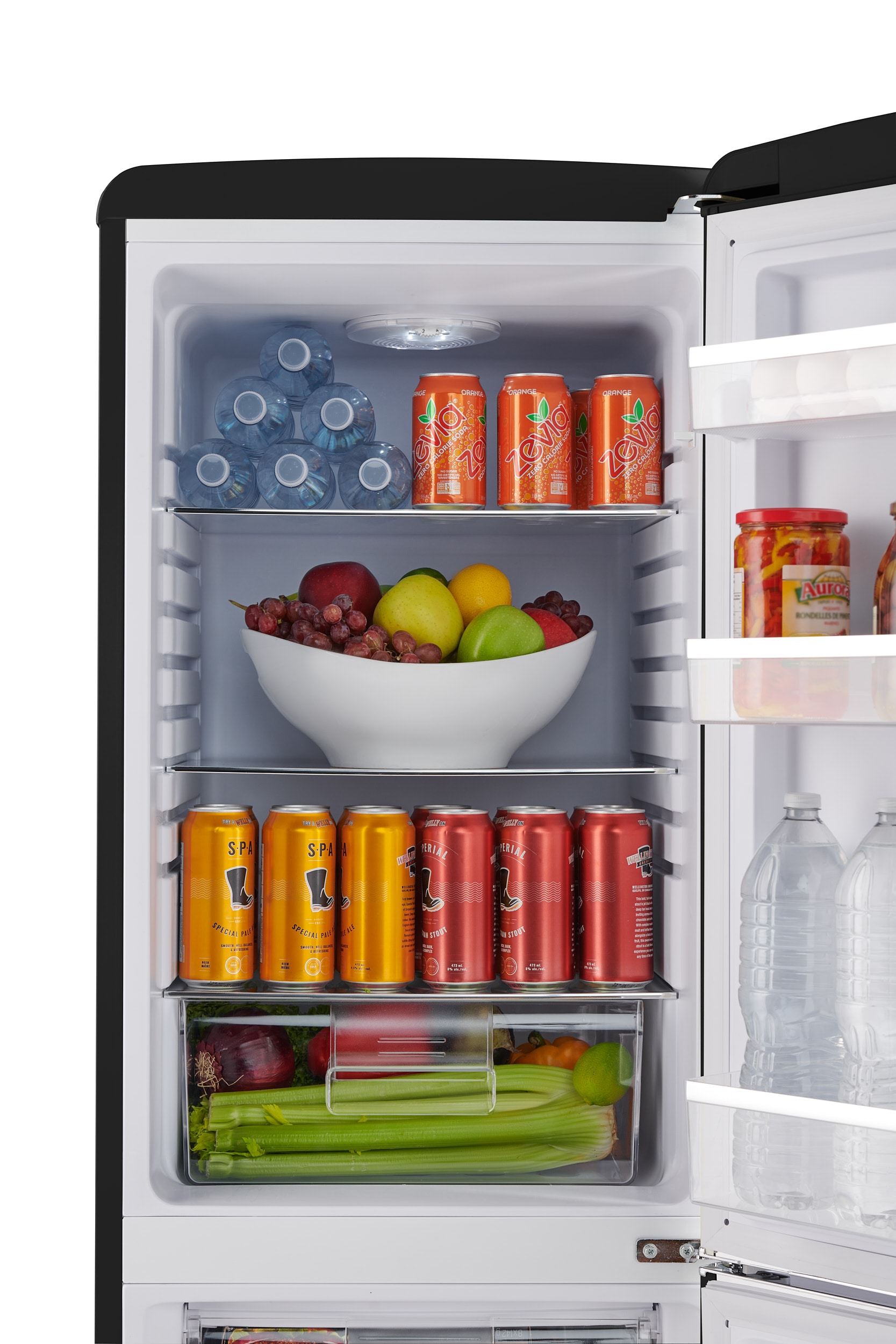 Refrigerador Retro de 7 pies cúbicos con congelador inferior de profundidad estándar en negro medianoche, certificado por ENERGY STAR.