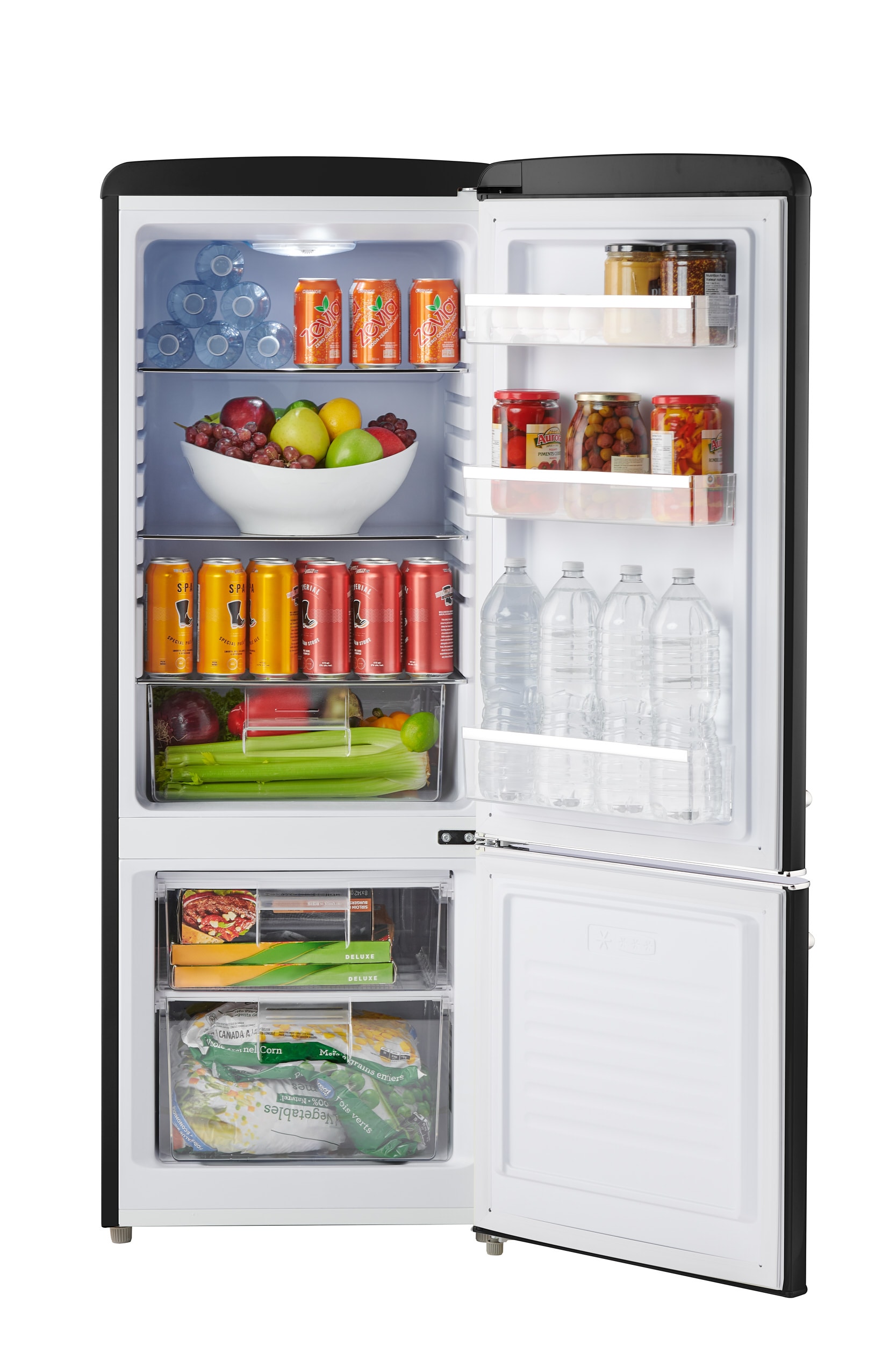 Refrigerador Retro de 7 pies cúbicos con congelador inferior de profundidad estándar en negro medianoche, certificado por ENERGY STAR.