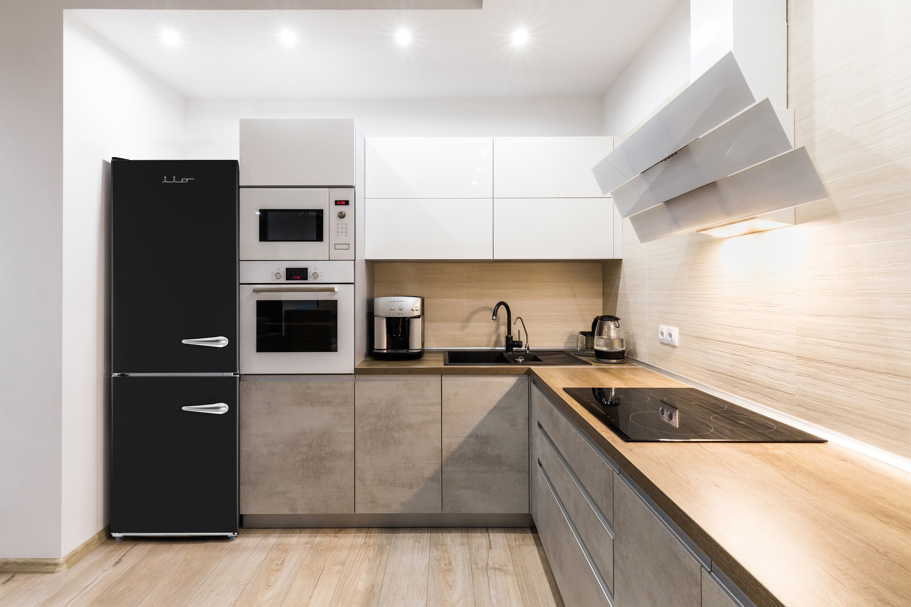 Refrigerador retro-moderno RM1 de 11 pies cúbicos con congelador inferior de profundidad estándar en color negro, certificado ENERGY STAR.