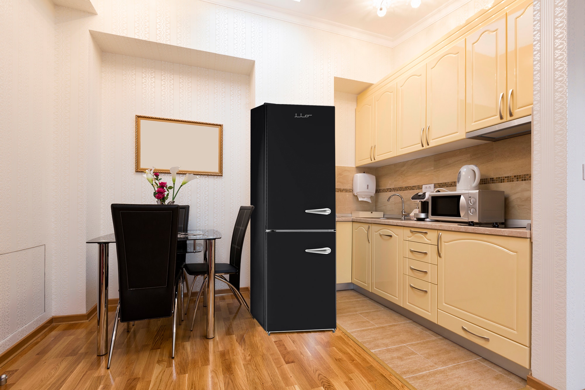 Refrigerador retro-moderno RM1 de 11 pies cúbicos con congelador inferior de profundidad estándar en color negro, certificado ENERGY STAR.