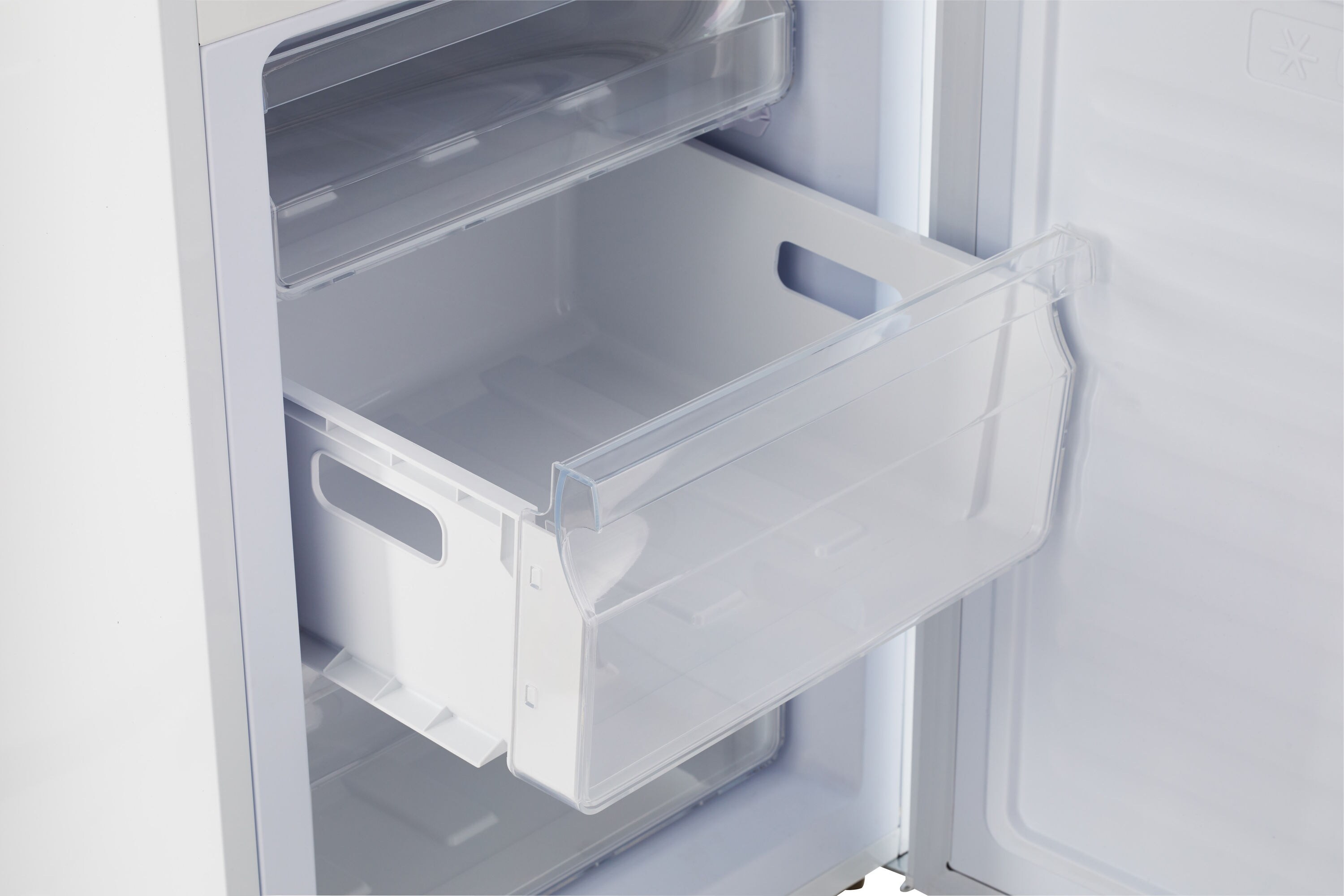 Refrigerador ÚNICO Off-Grid de 10.0 pies cúbicos con congelador inferior de profundidad de mostrador color malvavisco Blanco.