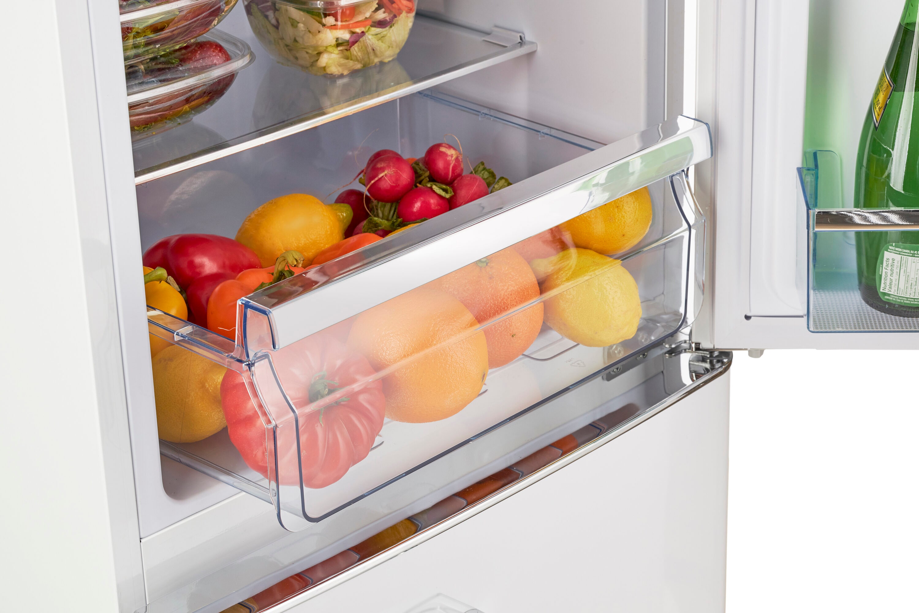 Refrigerador ÚNICO Off-Grid de 10.0 pies cúbicos con congelador inferior de profundidad de mostrador color malvavisco Blanco.