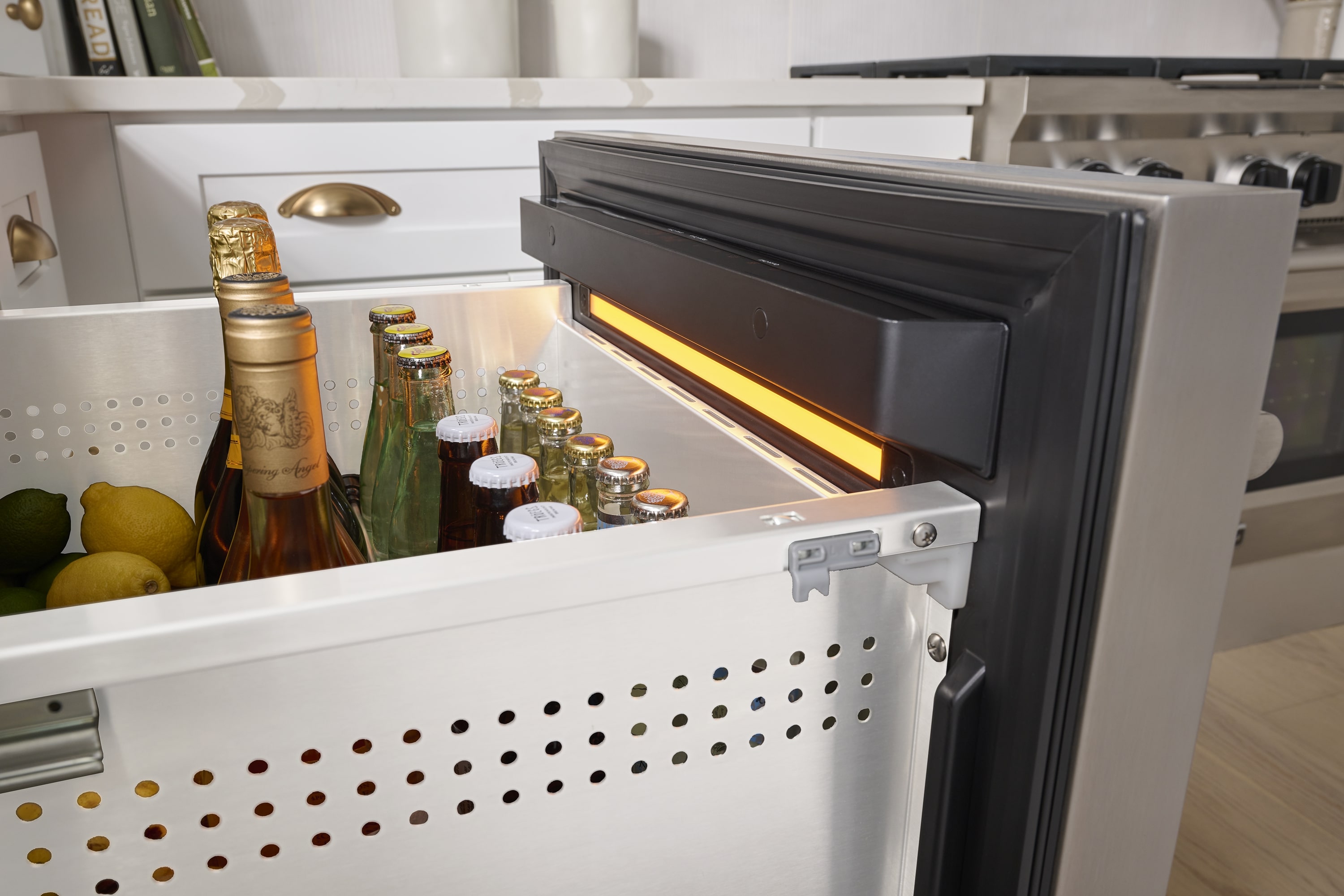 Refrigerador empotrado de 24 pulgadas con 2 cajones de acero inoxidable de zona única por Zephyr Presrv