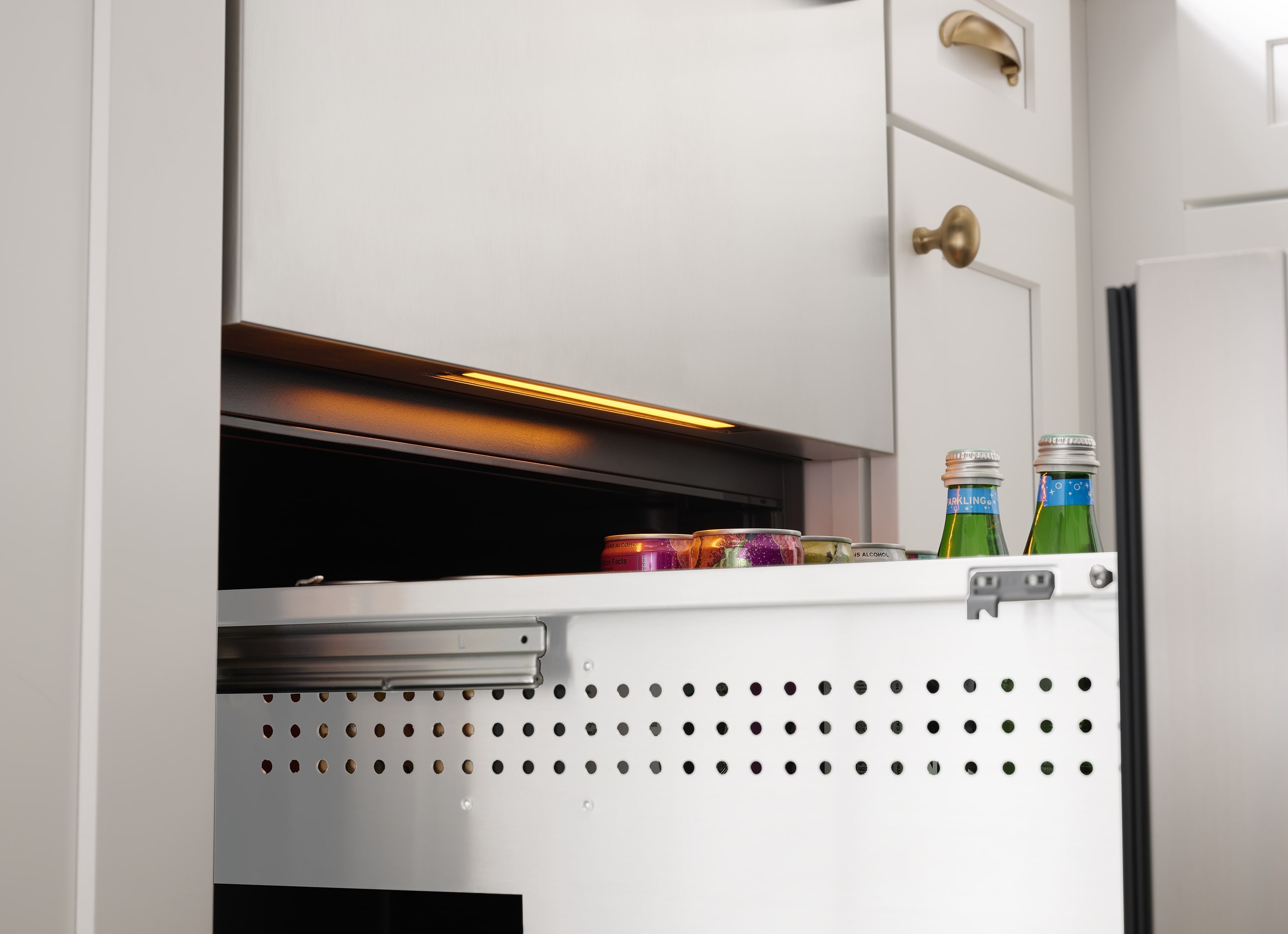 Refrigerador empotrado de 24 pulgadas con 2 cajones de acero inoxidable de zona única por Zephyr Presrv