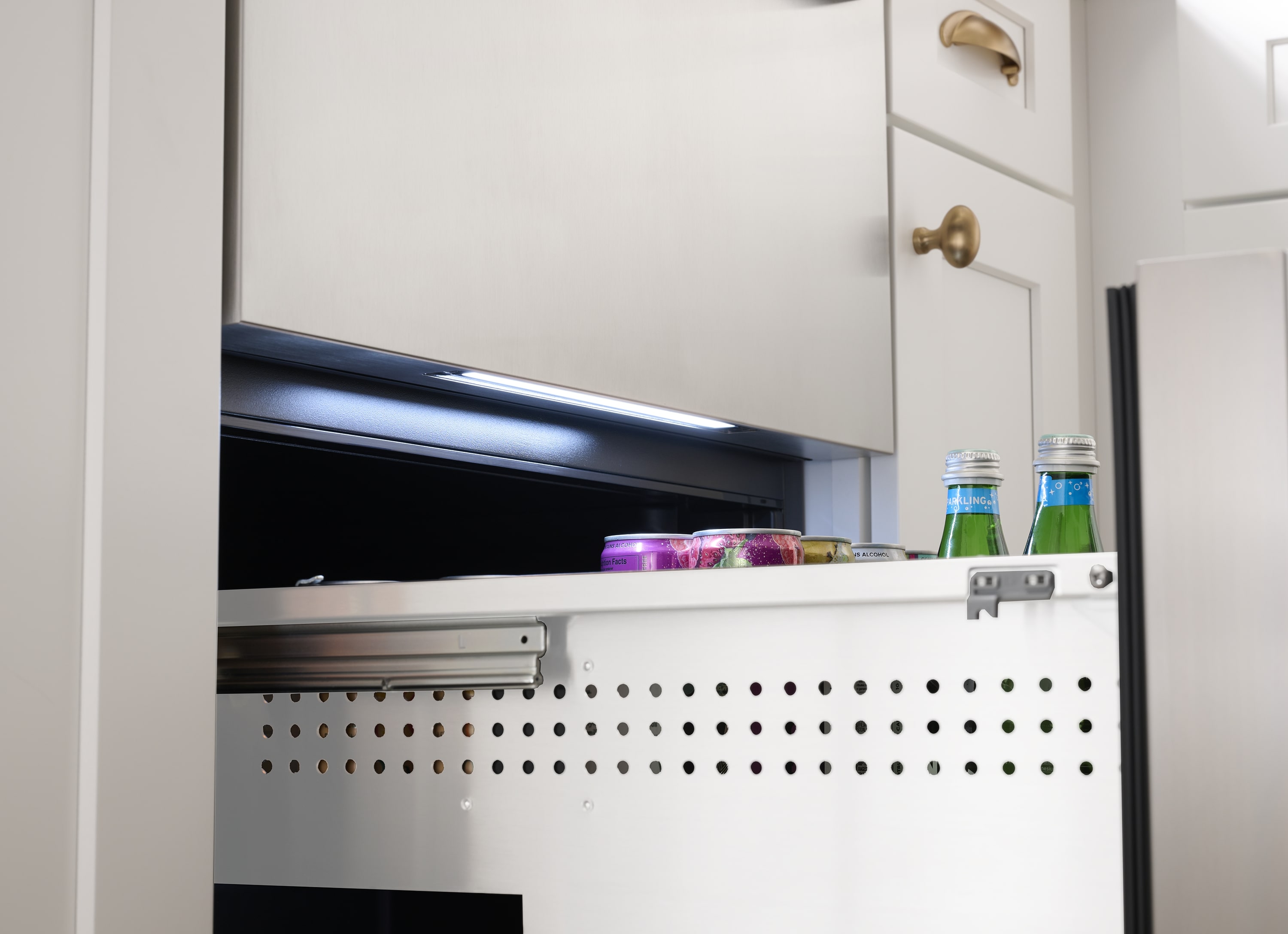 Refrigerador empotrado de 24 pulgadas con 2 cajones de acero inoxidable de zona única por Zephyr Presrv