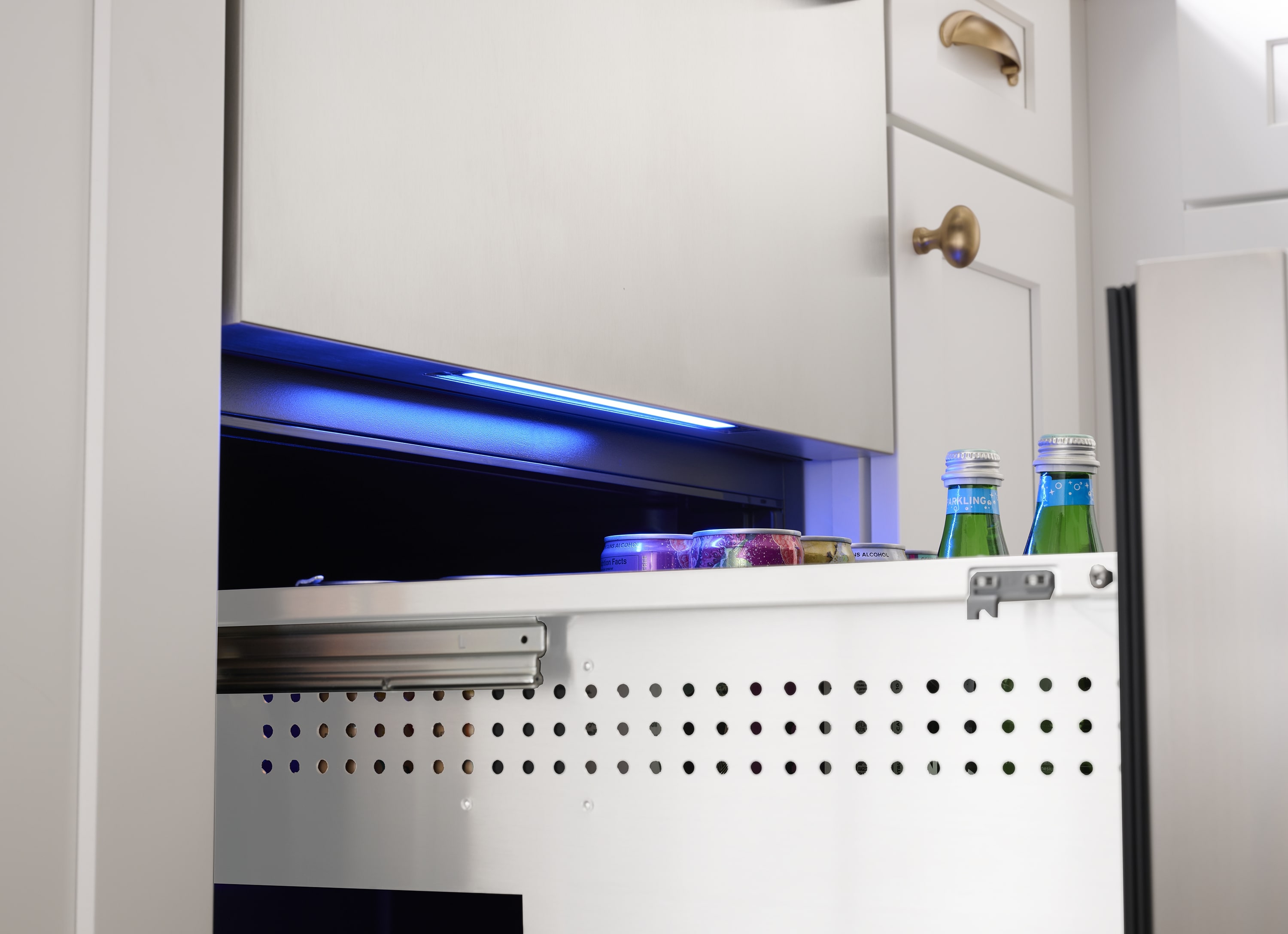 Refrigerador empotrado de 24 pulgadas con 2 cajones de acero inoxidable de zona única por Zephyr Presrv