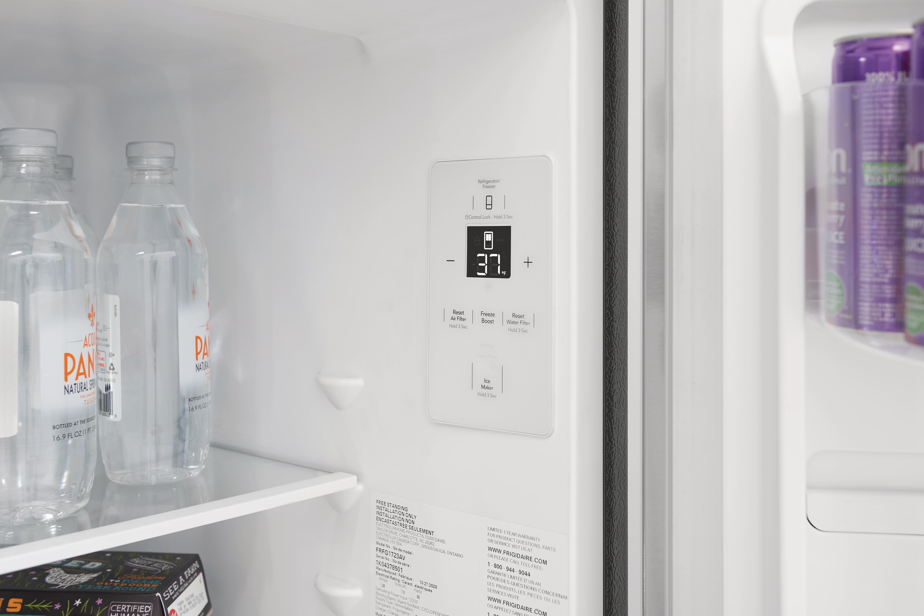 Refrigerador de puertas francesas de 3 puertas con fábrica de hielo y acabado en acero inoxidable resistente a las huellas dactilares, certificado ENERGY STAR y 17.6 pies cúbicos de profundidad de mostrador Frigidaire FRFG1723AV.