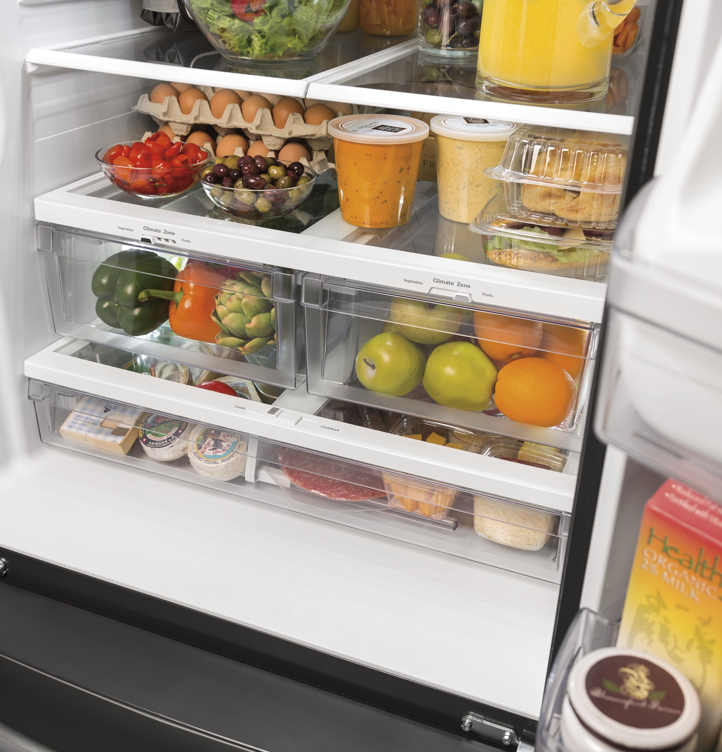 Refrigerador francés de 3 puertas con dispensador de hielo y agua de acero inoxidable, certificado ENERGY STAR de GE con una capacidad estándar de 24.8 pies cúbicos.