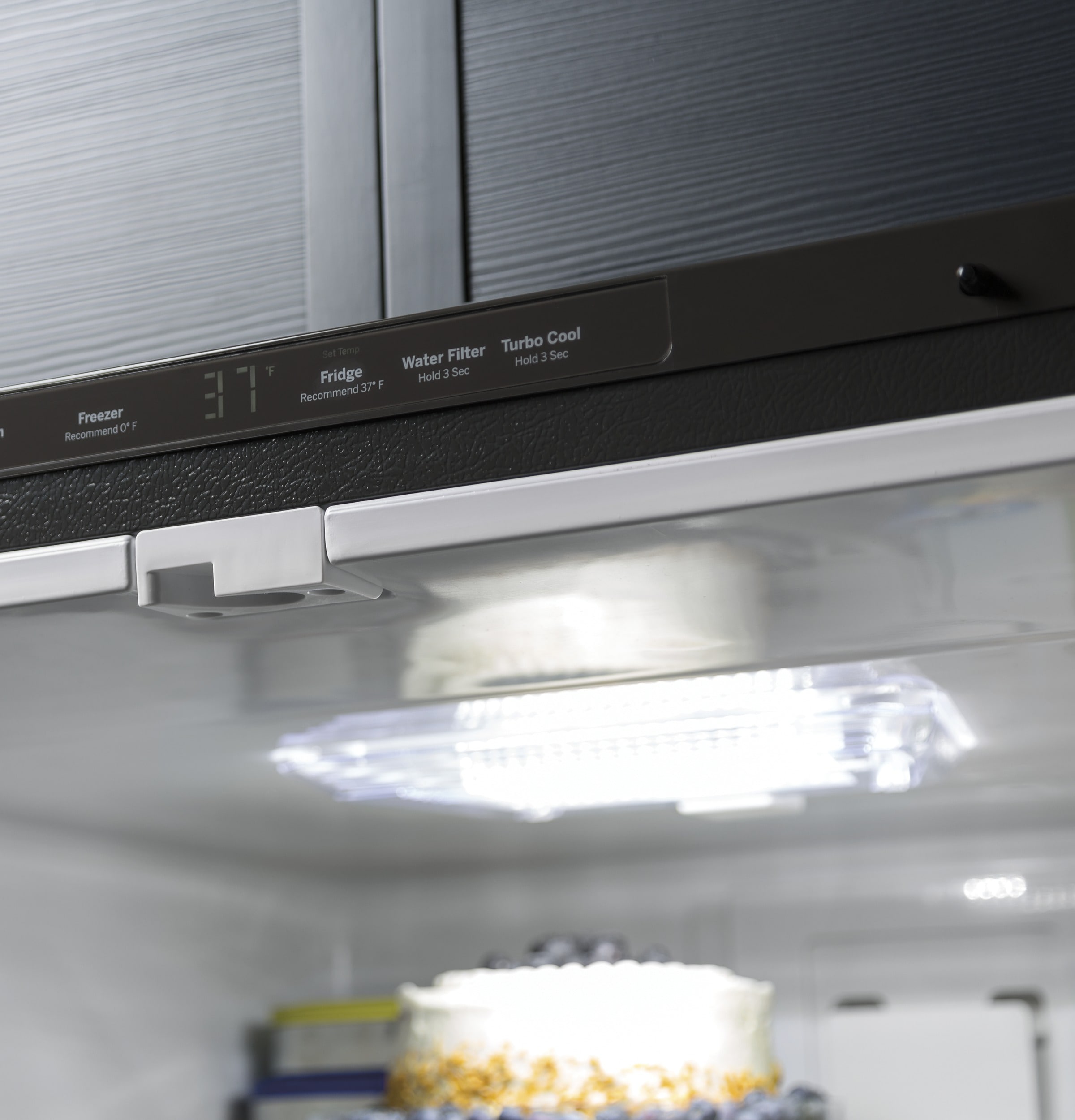 Refrigerador francés de 3 puertas con dispensador de hielo y agua de acero inoxidable, certificado ENERGY STAR de GE con una capacidad estándar de 24.8 pies cúbicos.