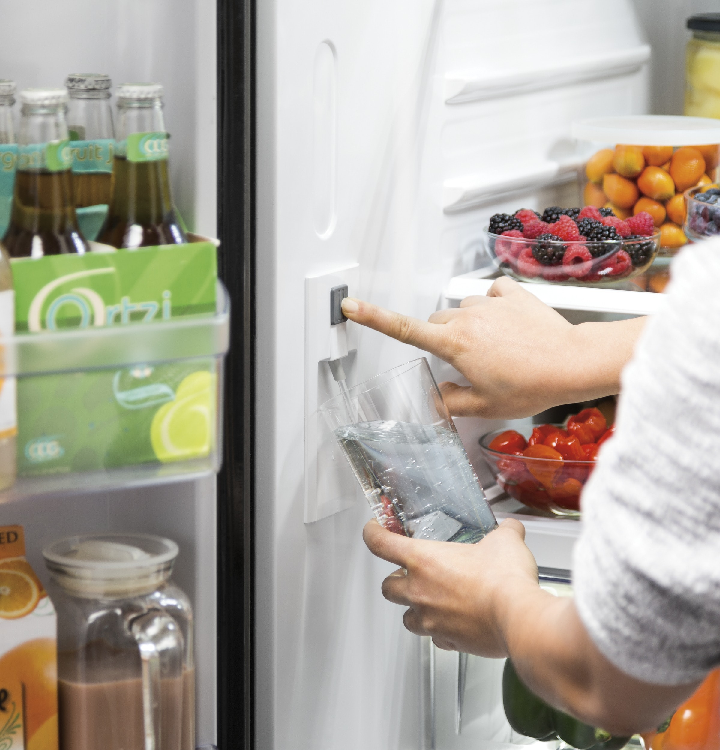Refrigerador francés de 3 puertas con dispensador de hielo y agua de acero inoxidable, certificado ENERGY STAR de GE con una capacidad estándar de 24.8 pies cúbicos.